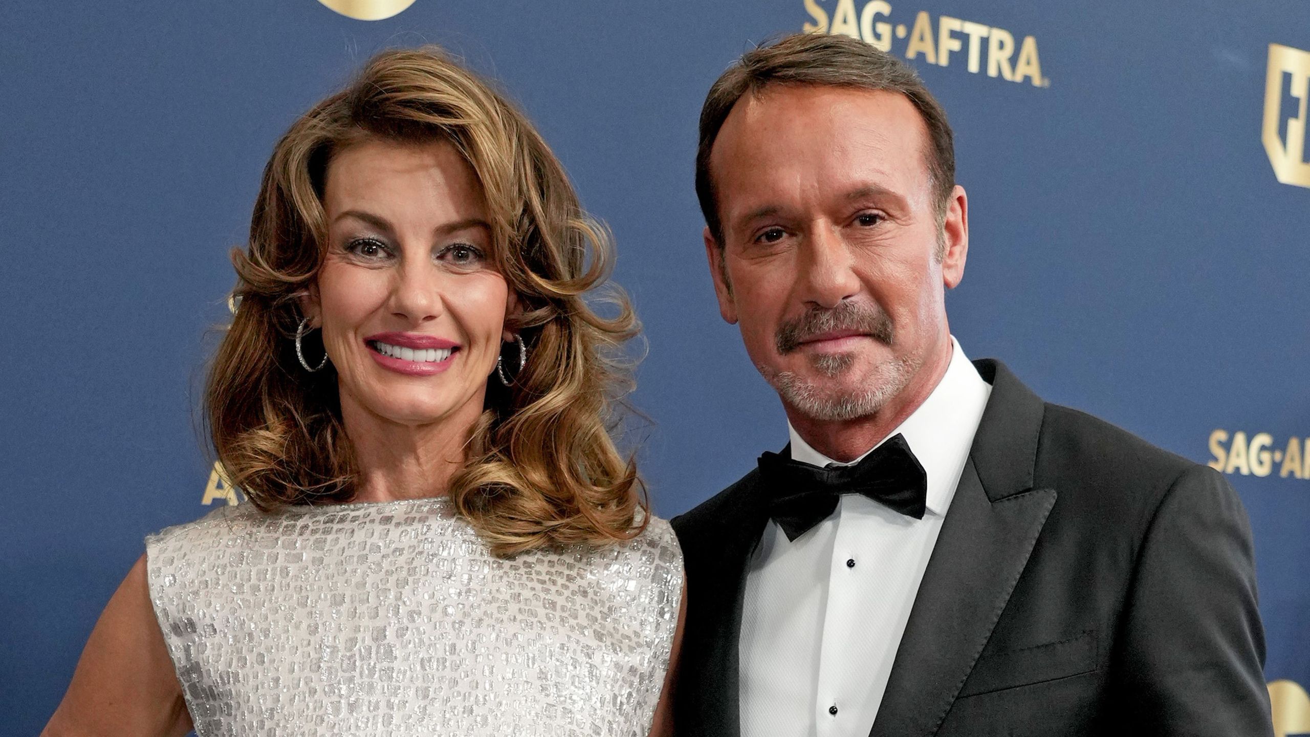 Denken Sie nicht zu viel über Ihr nächstes Sofa nach – Faith Hill und Tim McGraws zeitloses Anti-Trend-Stück wird von jeder Generation von Kritikern gelobt