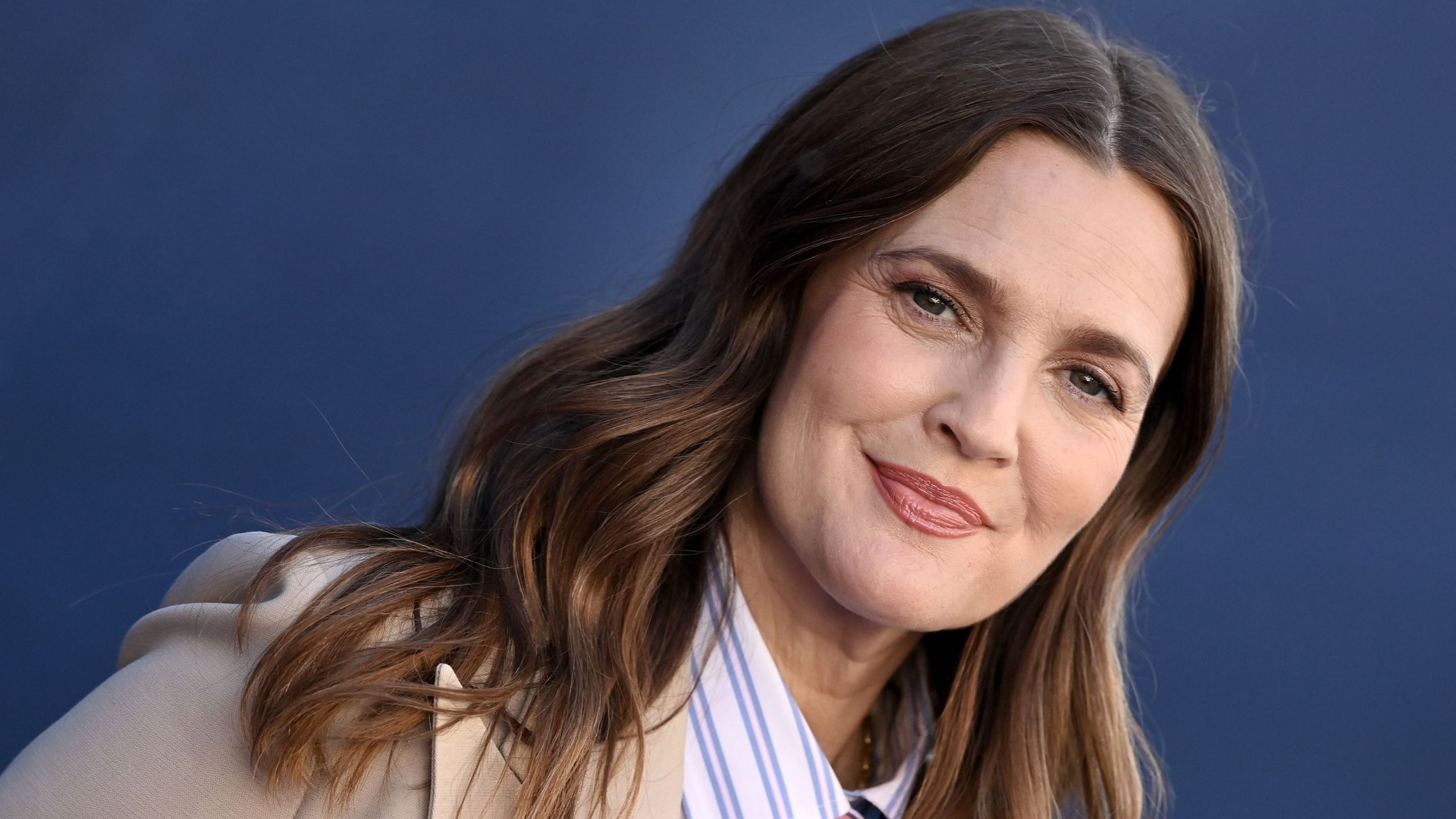 Der Accent Chair von Drew Barrymore präsentiert eine verführerische Variante des romantischen Farbtrends, den alle schicksten Menschen im Jahr 2026 kaufen