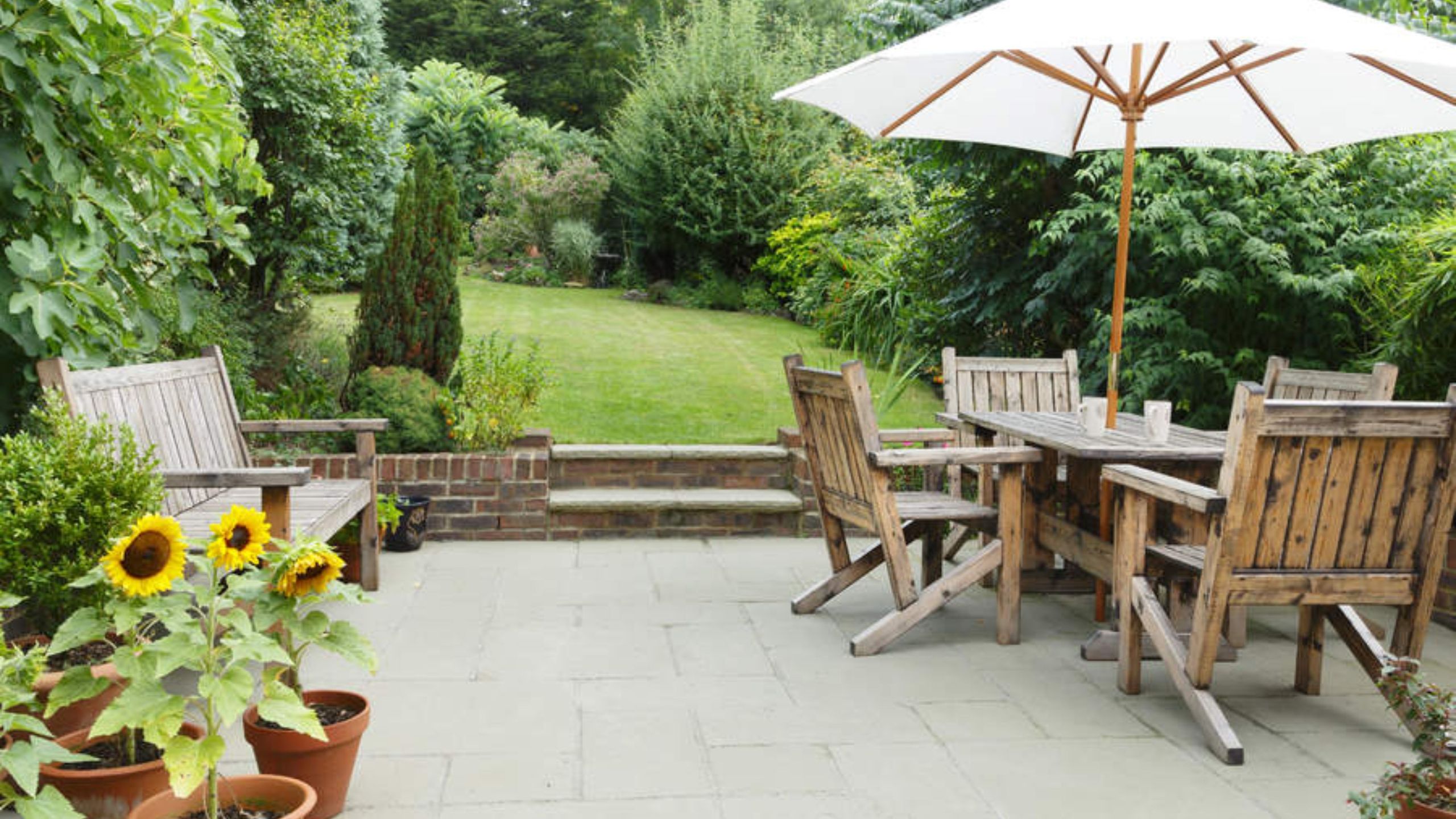Dieser 2-in-1-Schlauchtopf im antiken Stil verwandelt einen unansehnlichen Gartenschlauch in ein stilvolles Accessoire