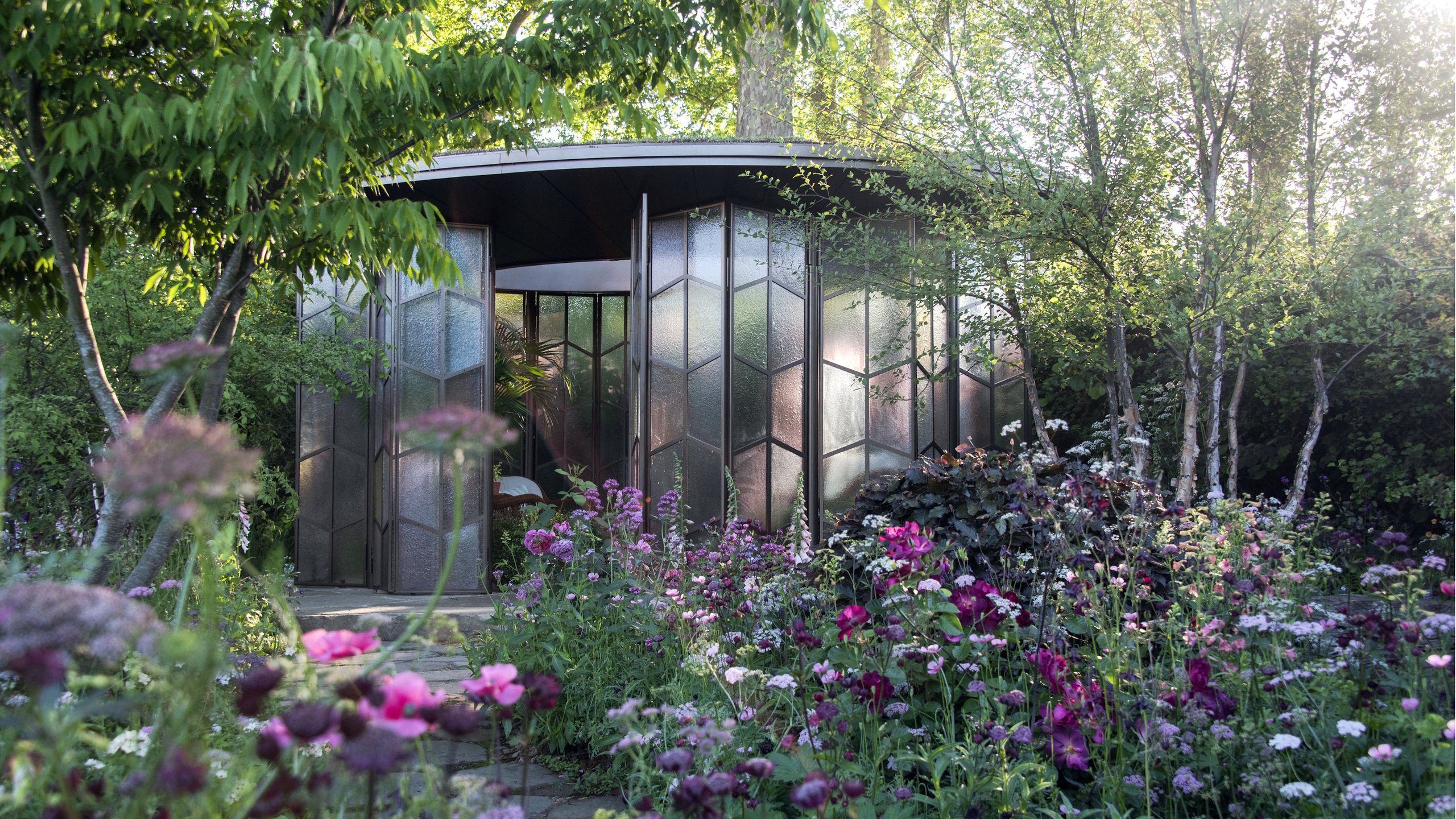 Dieser Sommergarten-Trick hält Pflanzen kühl und halbiert das Gießen – ein Muss bei Hitzewellen