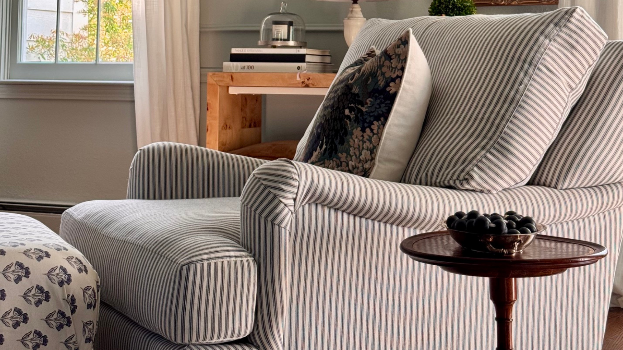 Wohnzimmer mit Vintage-Beistelltisch