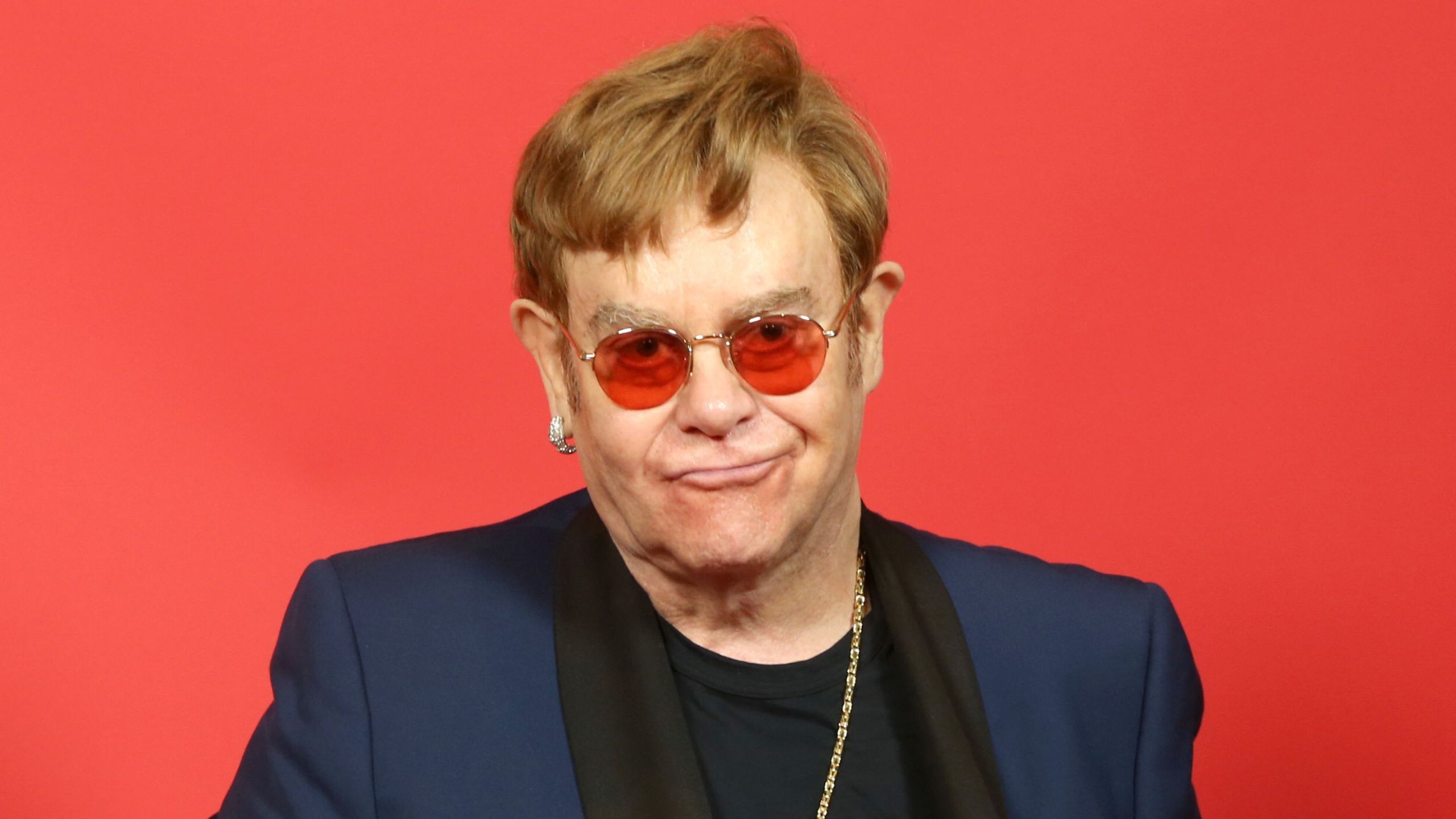 Elton Johns vielschichtiges Wohnzimmer aus den 70ern war eine Ode an den persönlichen Stil – 50 Jahre später liegt sein Look wieder im Trend