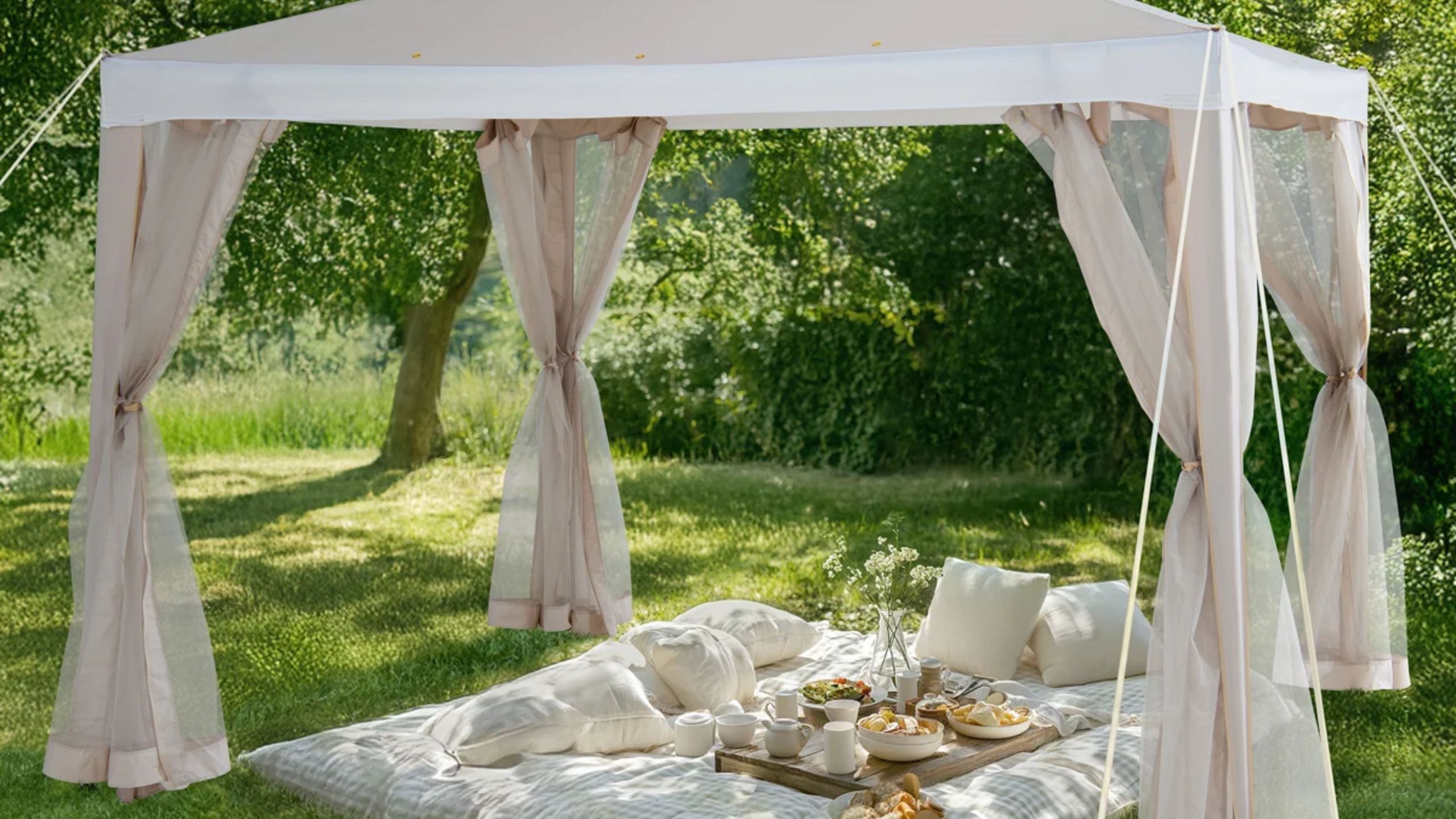 Ich bin besessen von diesem einen Hotelklassiker, der Hinterhöfe kühl und privat hält – und ich kann nicht glauben, dass er nur 140 $ kostet