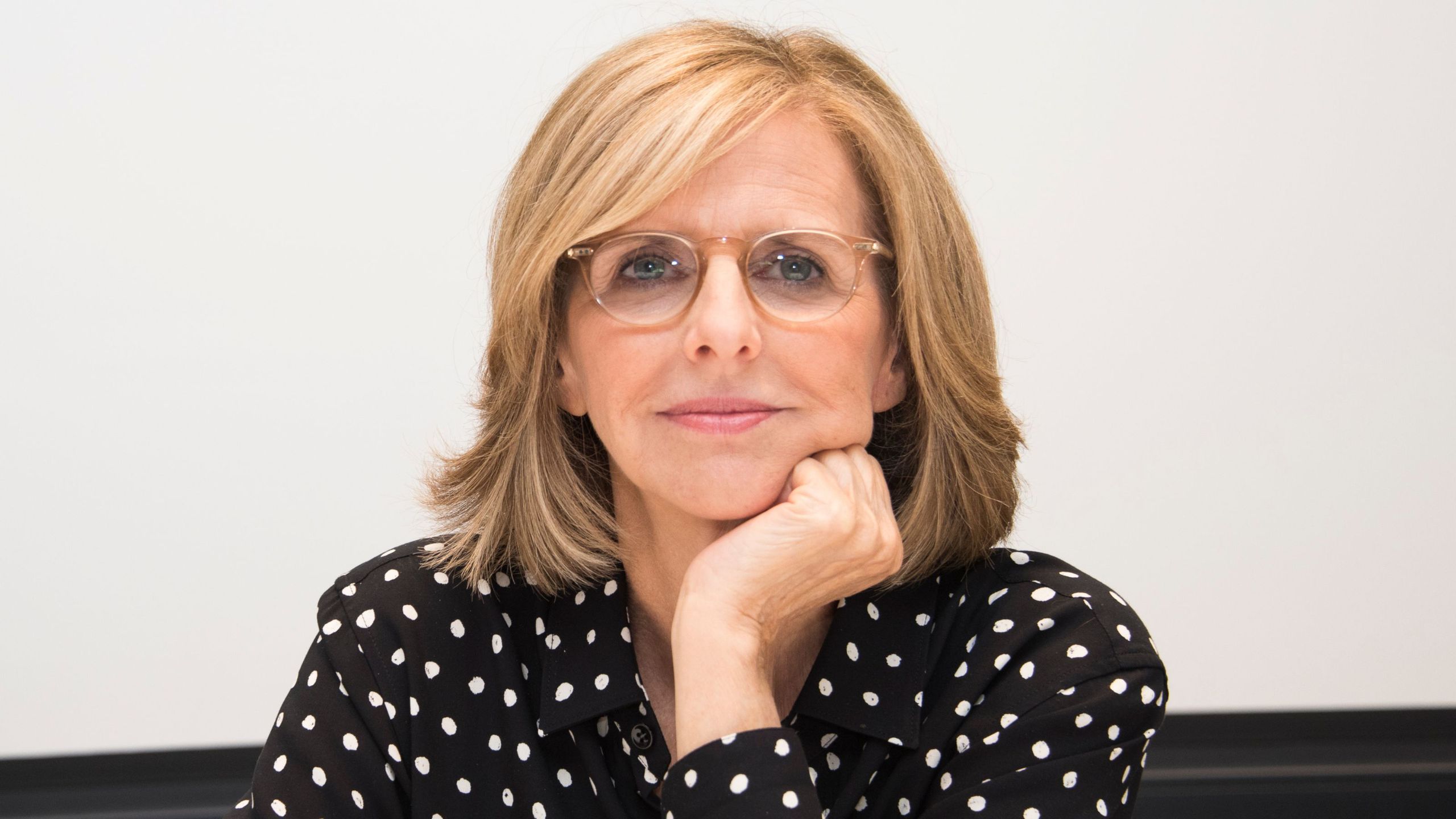 Ich habe 1.000 Bücher in meiner kleinen Wohnung, aber die vom Boden bis zur Decke reichenden Regale von Nancy Meyers verwandeln die Aufbewahrung in pure architektonische Magie