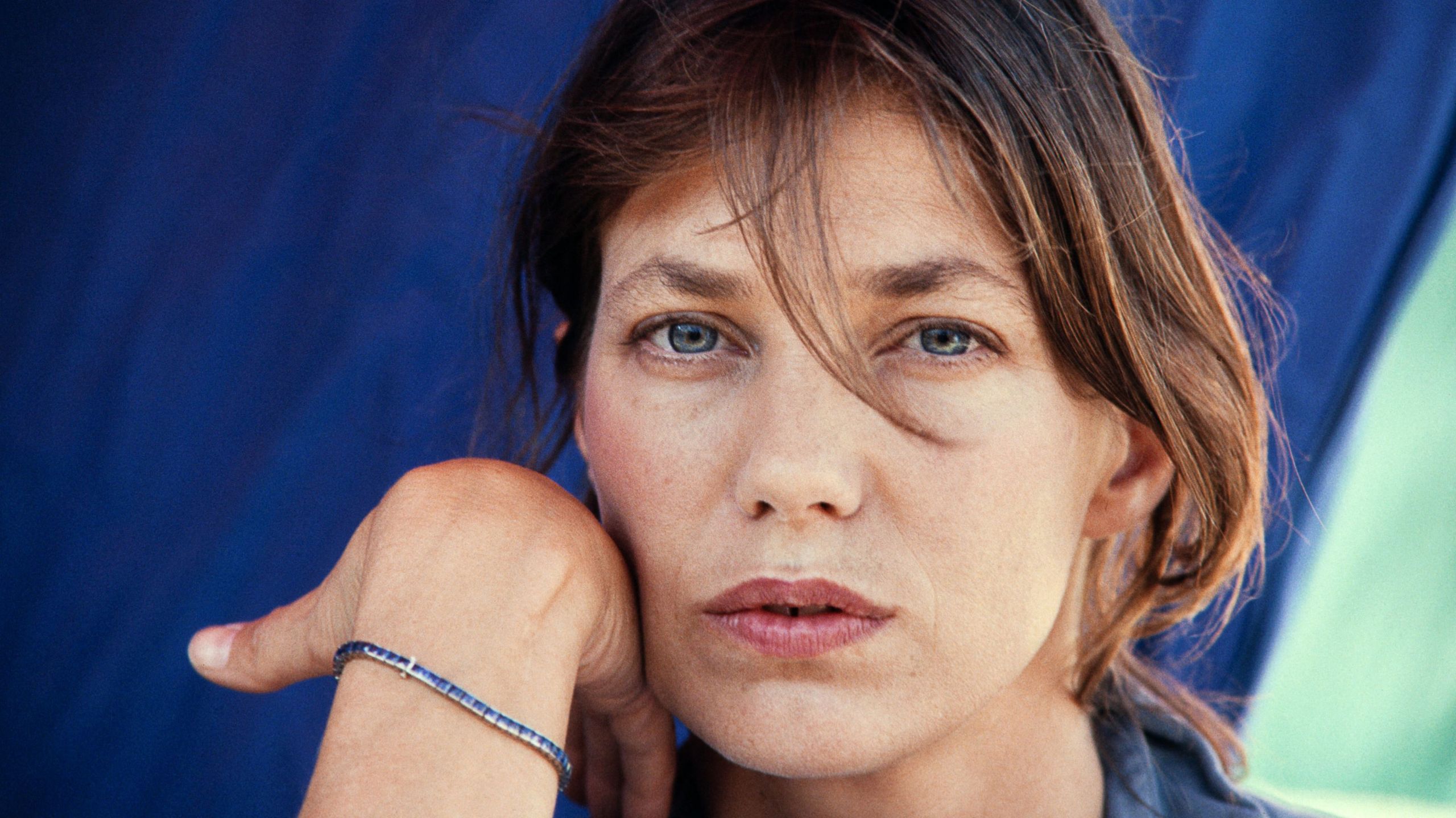 Jane Birkins charaktervolles 90er-Jahre-Sofa ist eine Studie im böhmischen Pariser Stil, die uns auch 36 Jahre später noch inspiriert