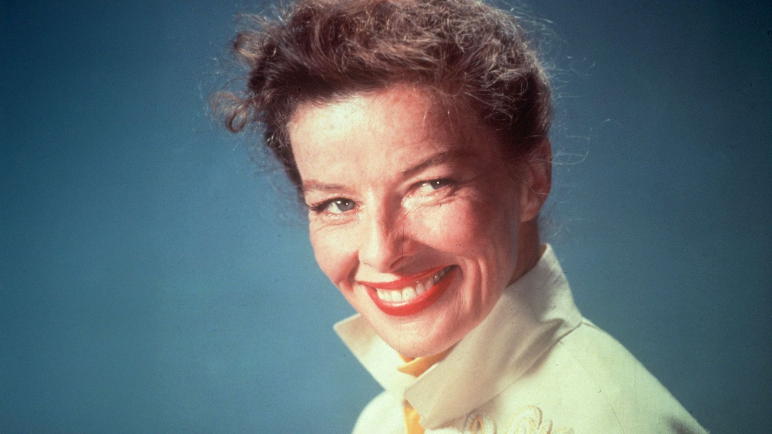 Katharine Hepburns eleganter Schminktisch aus den 50er-Jahren zeigt, wie man eine Vorbereitungsroutine in einen Blickfang im Schlafzimmer verwandelt