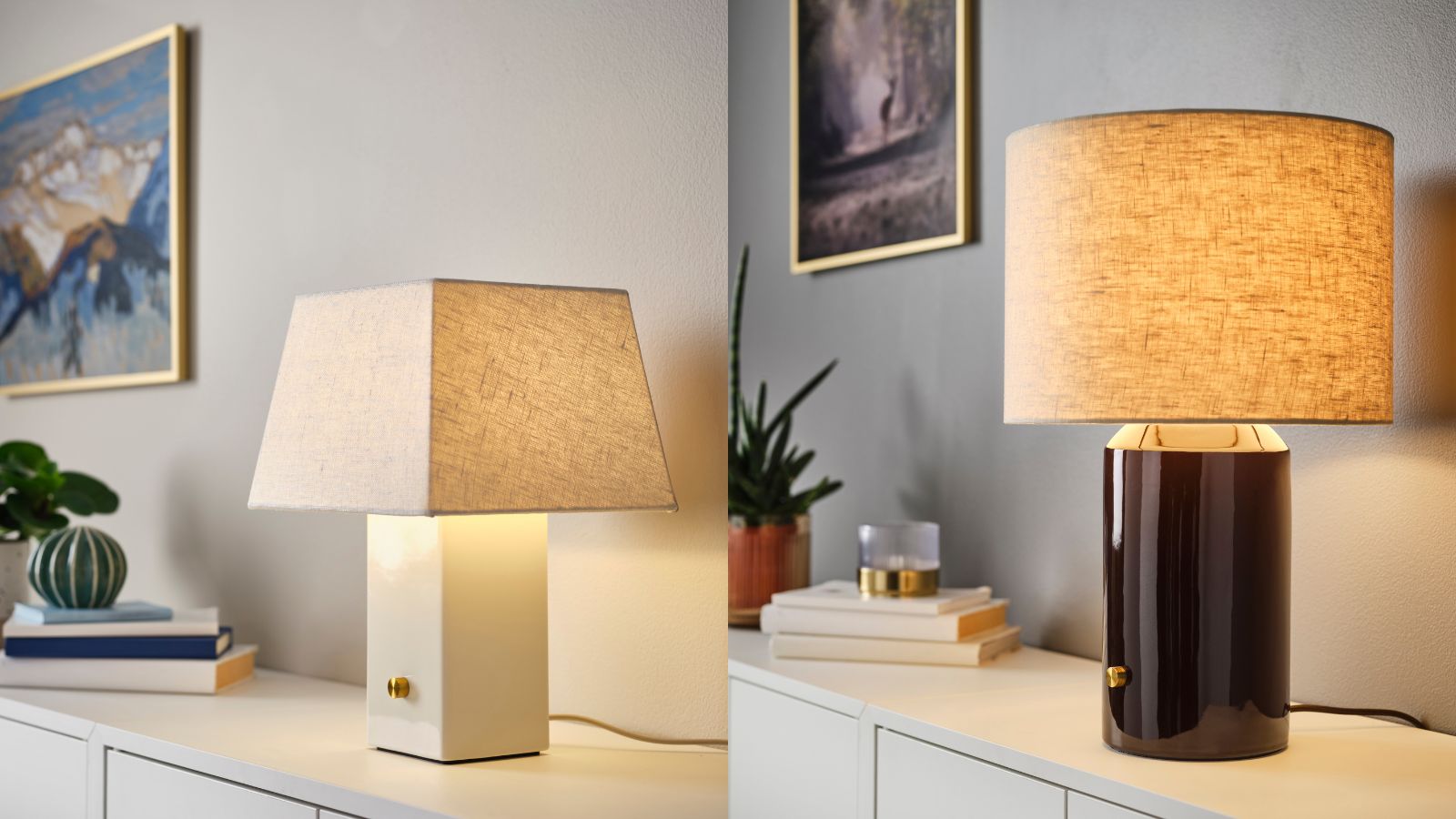 IKEA HALGATT Tischlampen auf einer weißen Konsole mit einem gerahmten Kunstwerk an der Wand dahinter und einem Stapel Bücher und einer kleinen Topfpflanze.
