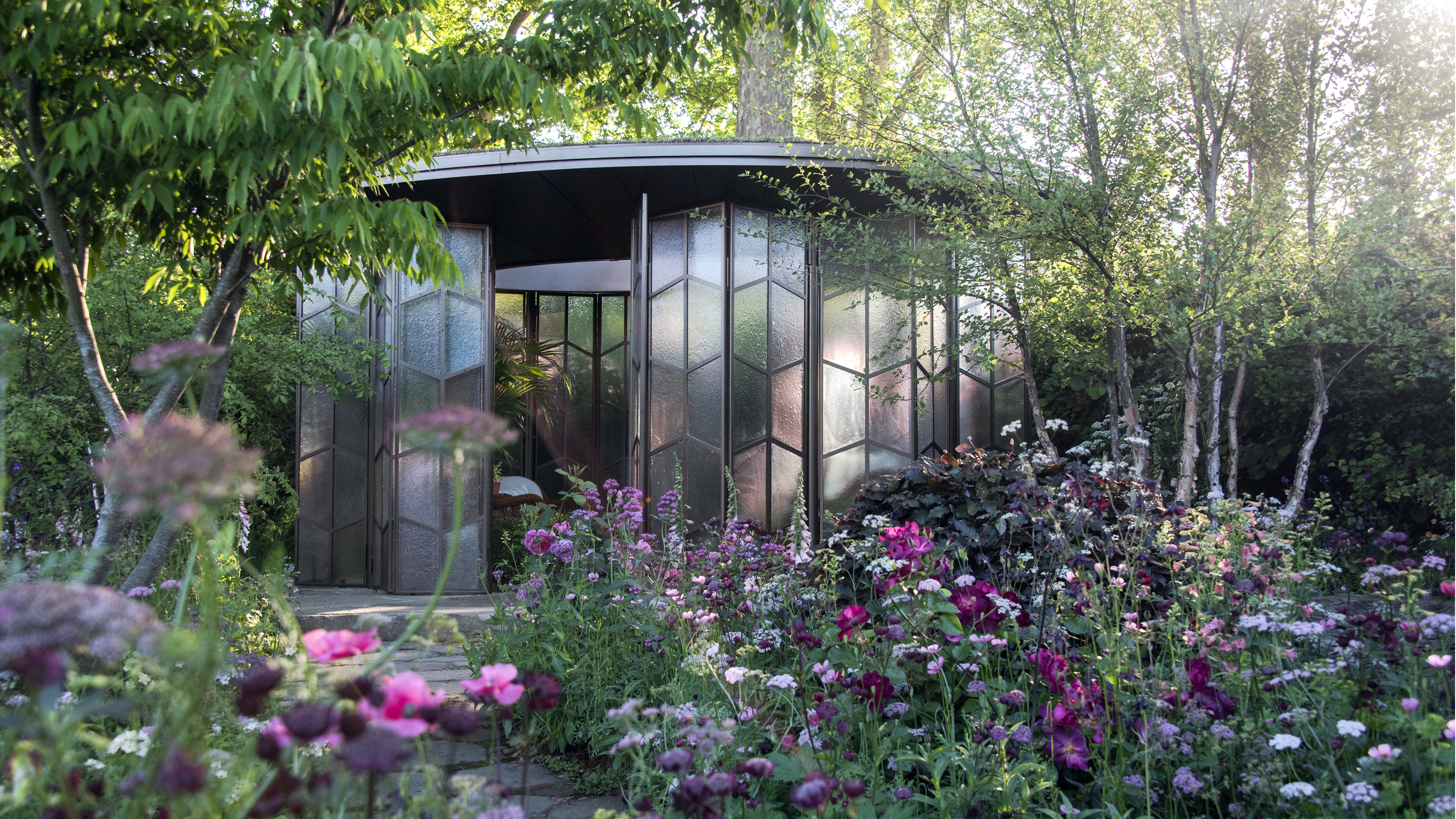 Gartenstruktur der Chelsea Flower Show 2026, umgeben von blühenden Blumenbeeten