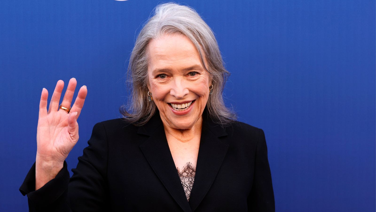 Kathy Bates auf blauem Hintergrund