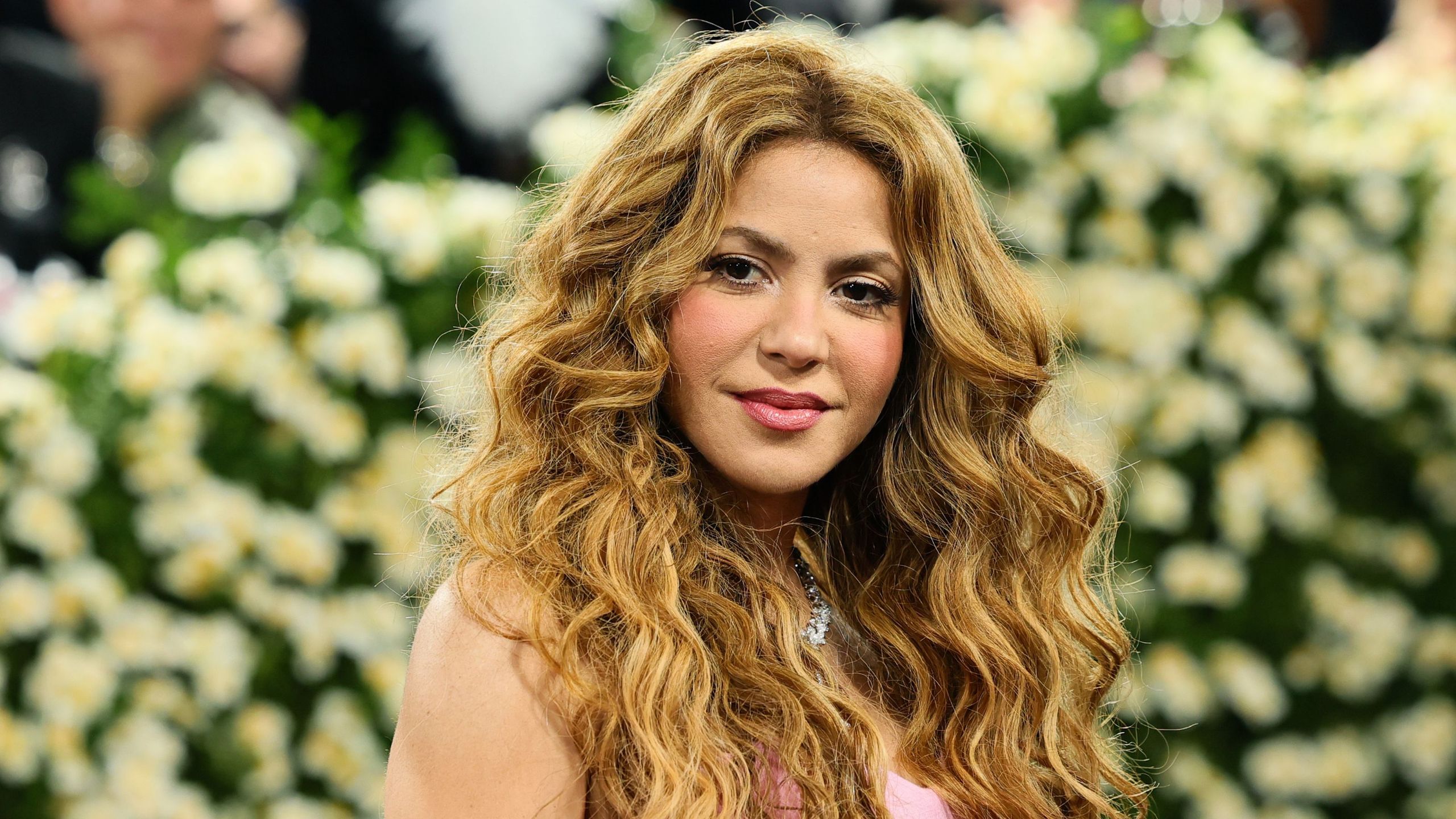 Shakira lehnt warme Neutraltöne ab – ihr ganz in Weiß gehaltenes Wohnzimmer bringt die umstrittenste Farbpalette des Designs zurück