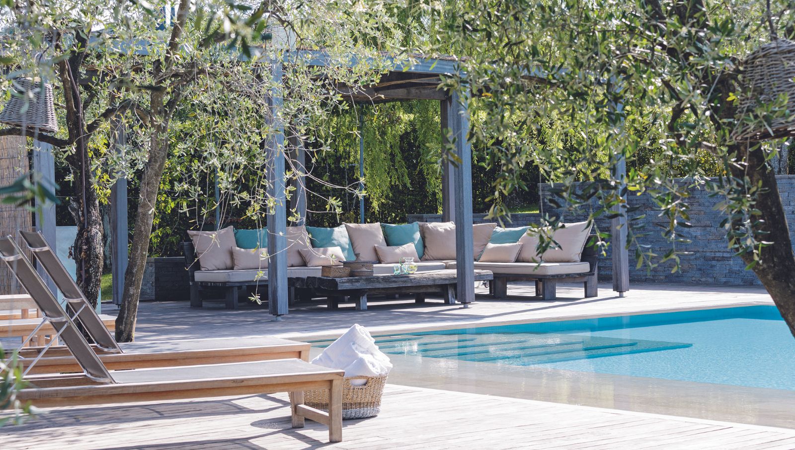 Außenbereich mit Pool und Sitzgelegenheiten