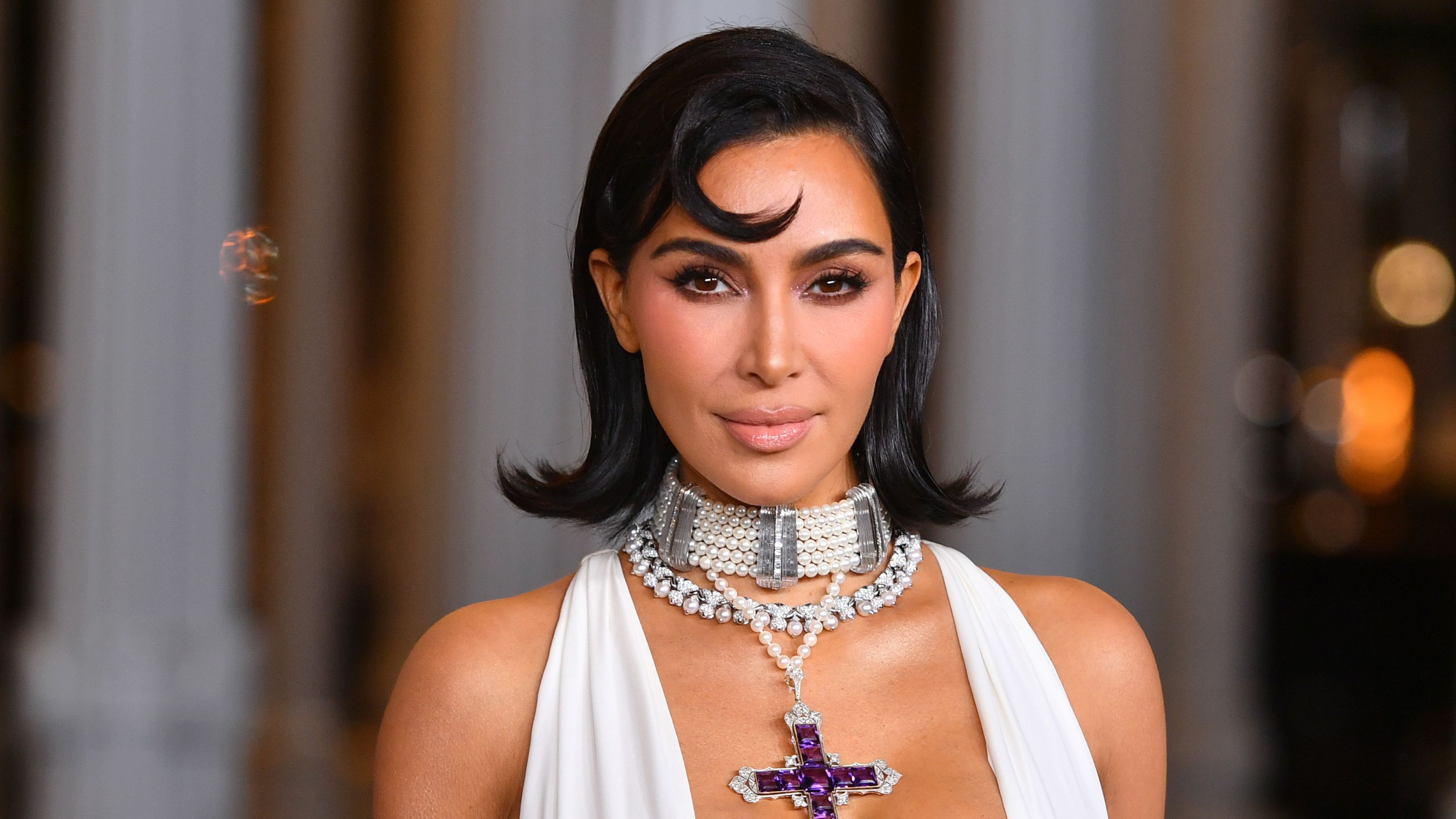 Kim Kardashian trägt Weiß