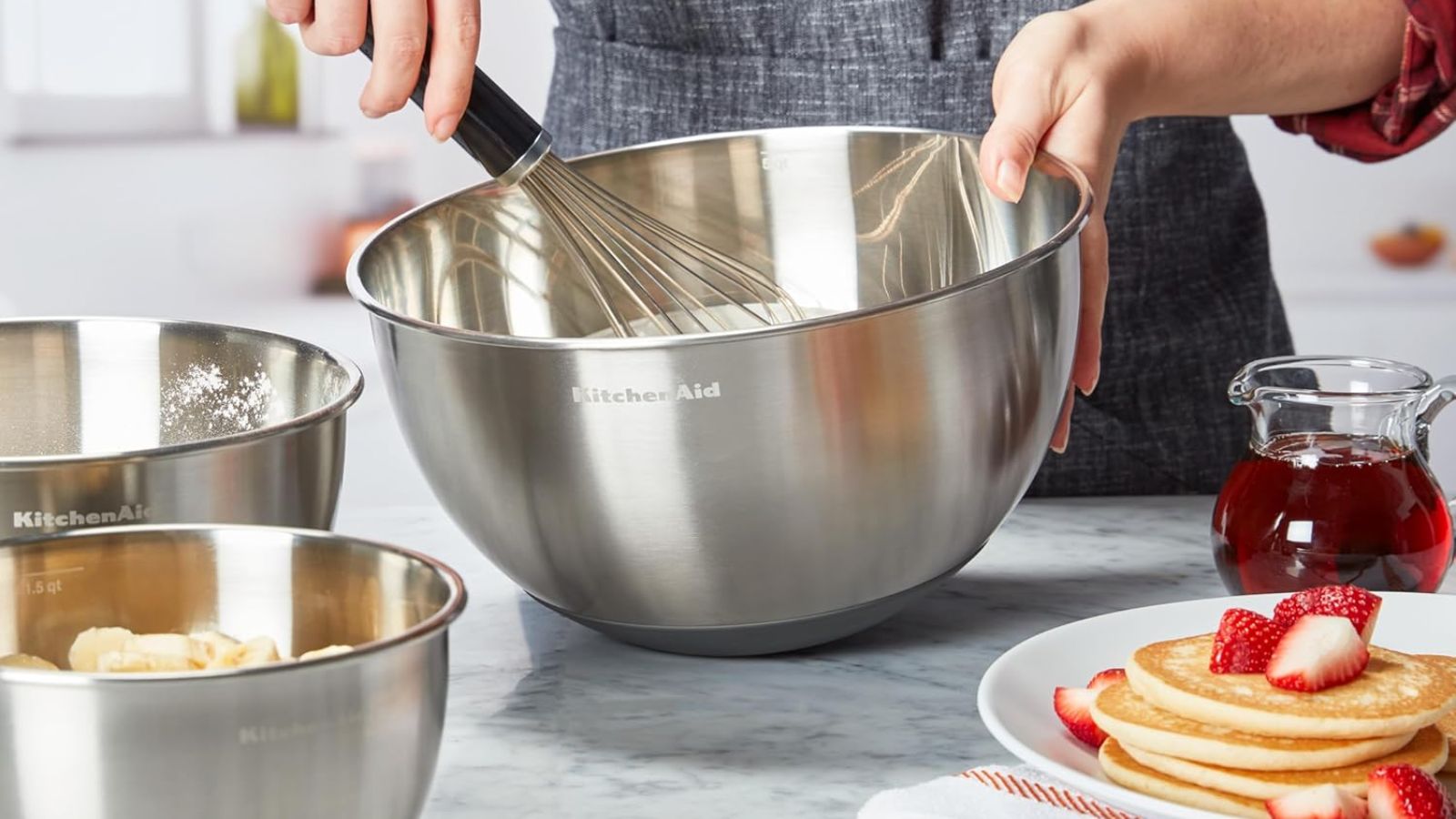 Ein Set aus drei KitchenAid-Rührschüsseln aus Edelstahl, die in einer Küche zum Mischen von Kuchenteig verwendet werden