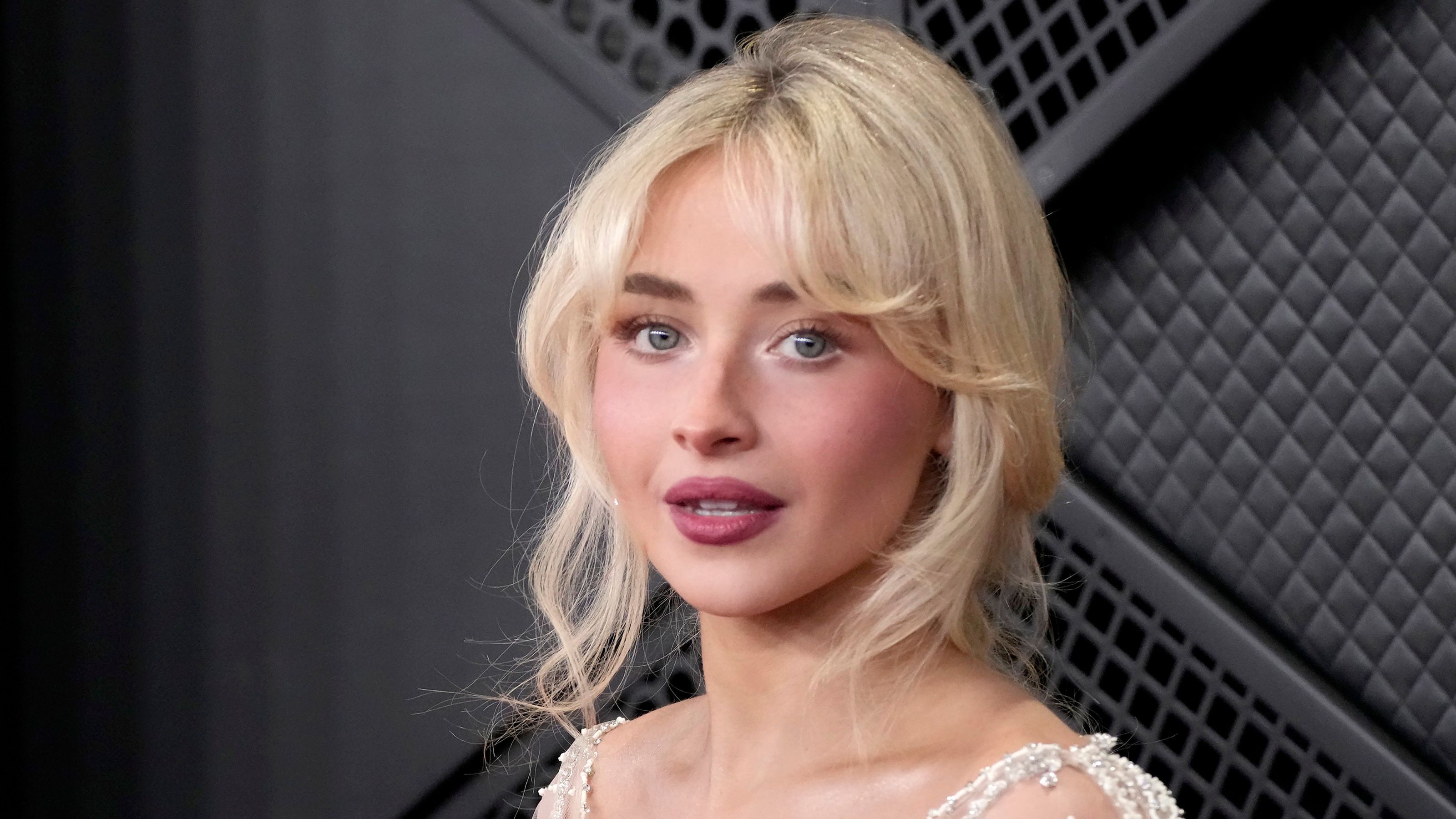 Sabrina Carpenter auf schwarzem Hintergrund
