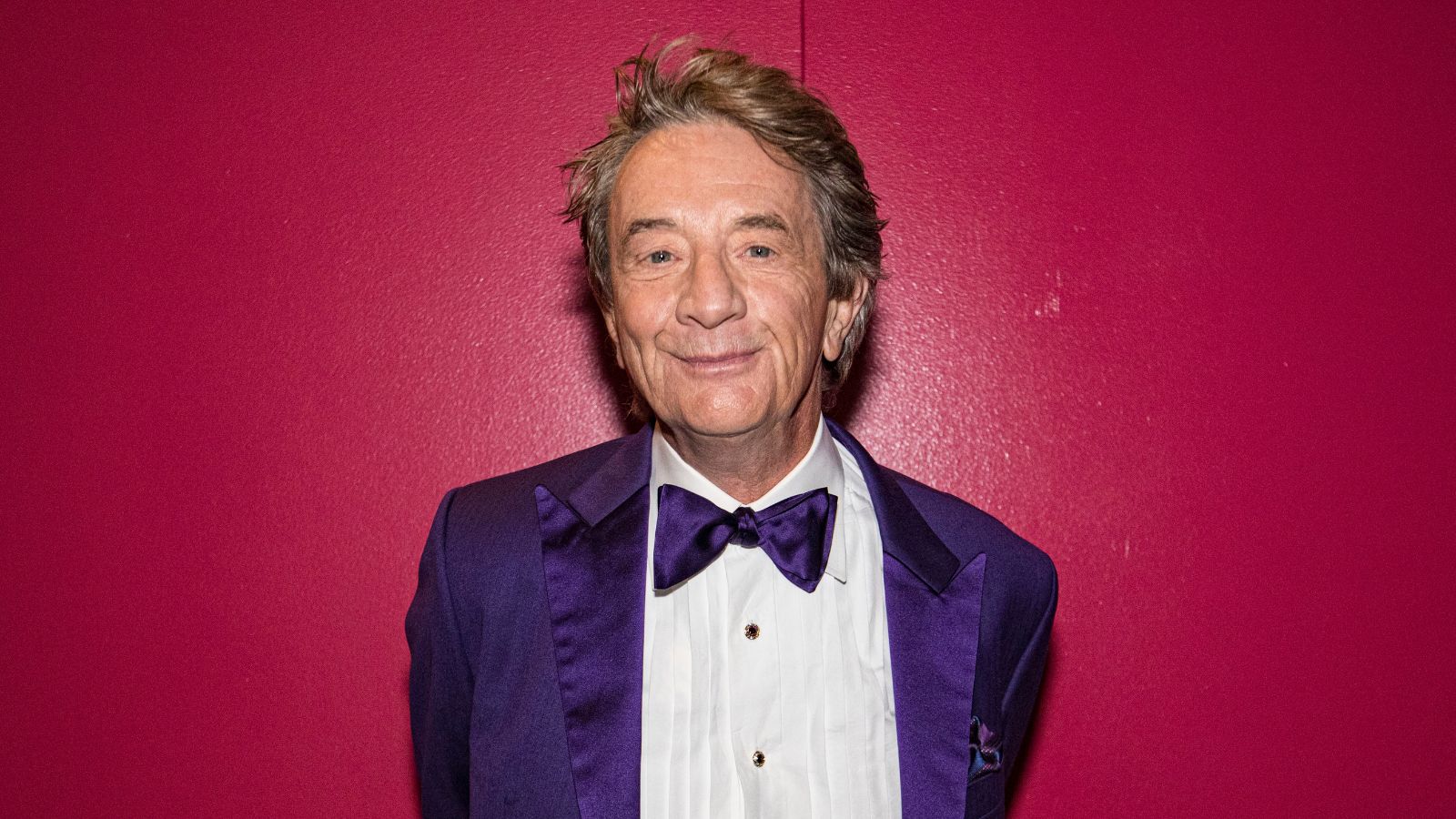 Martin Short auf rotem Hintergrund