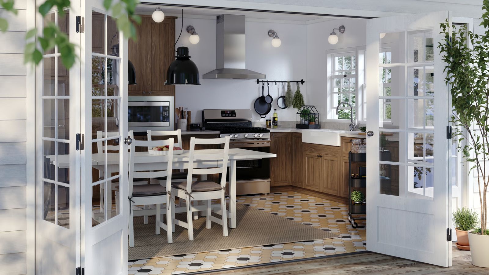 Eine hölzerne IKEA-Küche mit weißen Wänden und Geräten aus Edelstahl