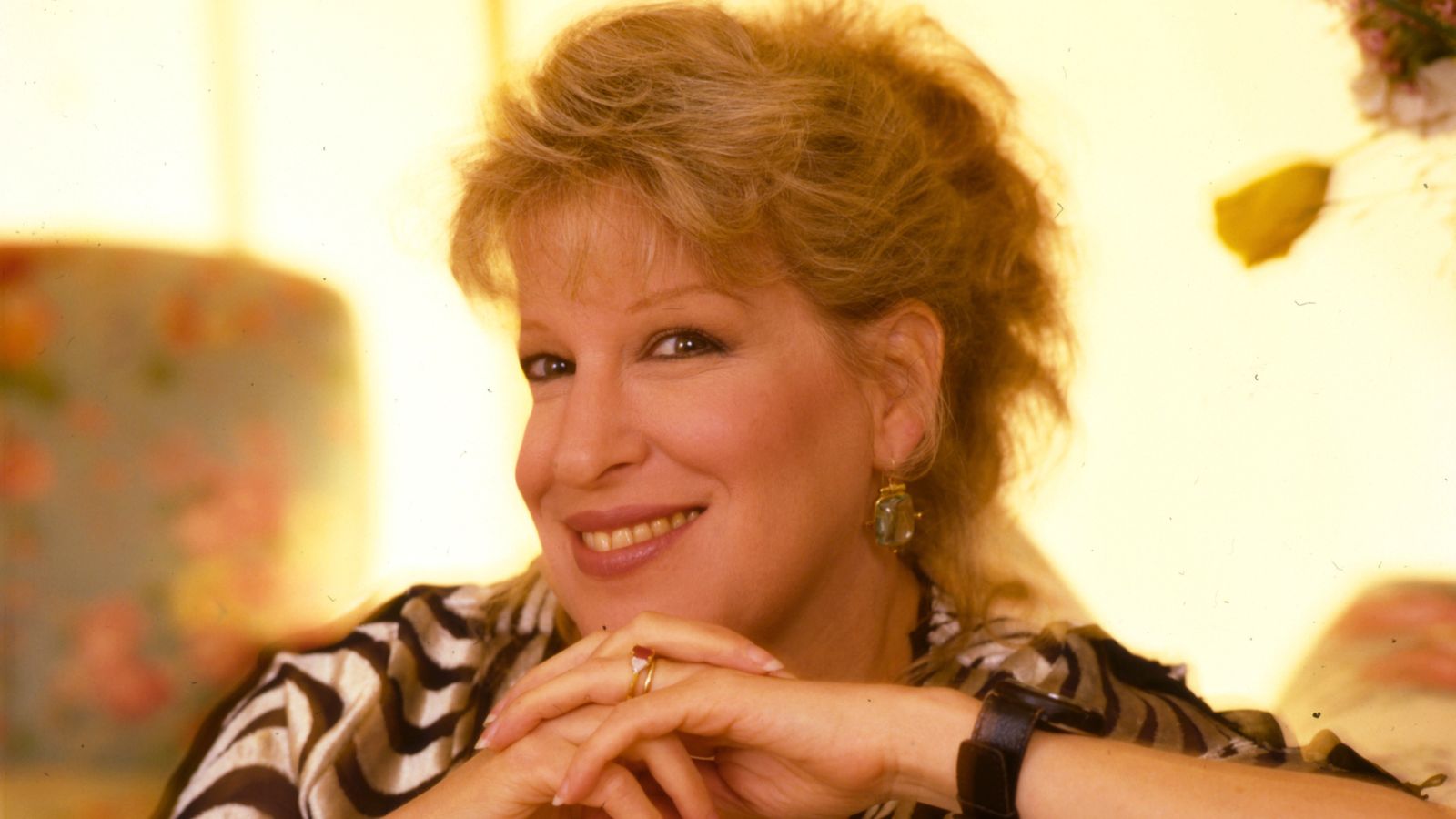 Bette Midler auf gelbem Hintergrund