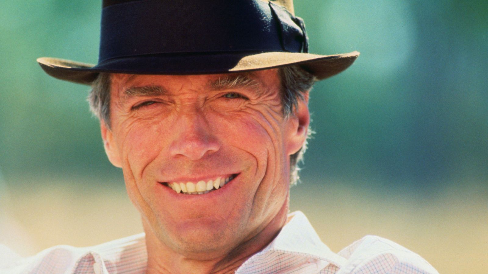Clint Eastwood auf grünem Hintergrund