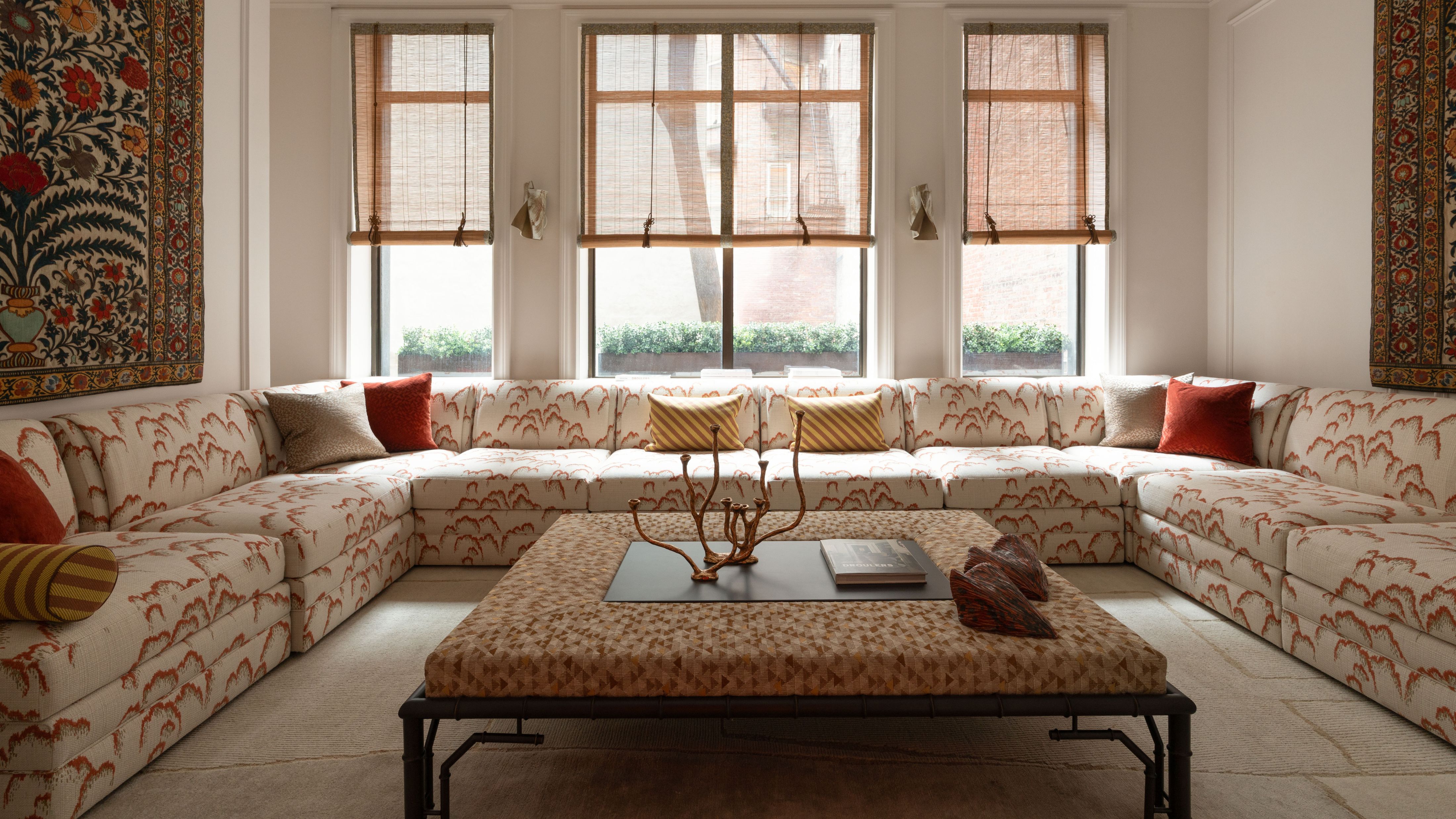 Mit Dedar gepolstertes Sofagarnitur und Couchtisch, abgebildet im Wohnzimmer eines Stadthauses in der Upper East Side