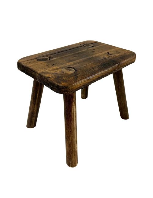 Handgefertigter Holzhocker im primitiven Stil