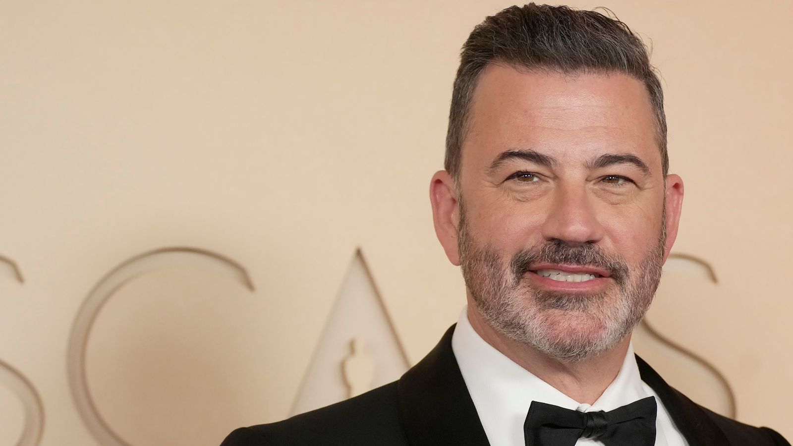 Jimmy Kimmel auf beigem Hintergrund