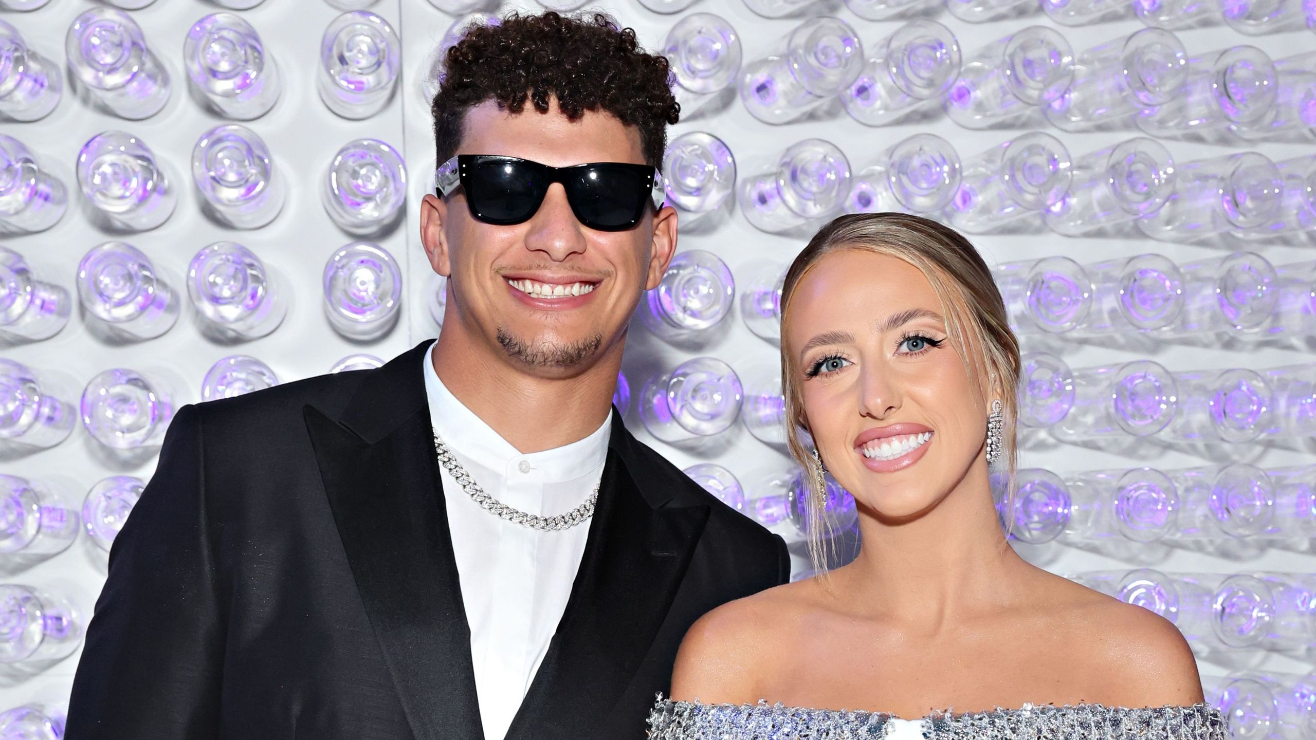 „Kansas City Living Room“ von Brittany und Patrick Mahomes ist ein Leitfaden für die Kombination cremiger Neutraltöne und gemütlichen, warmen Minimalismus