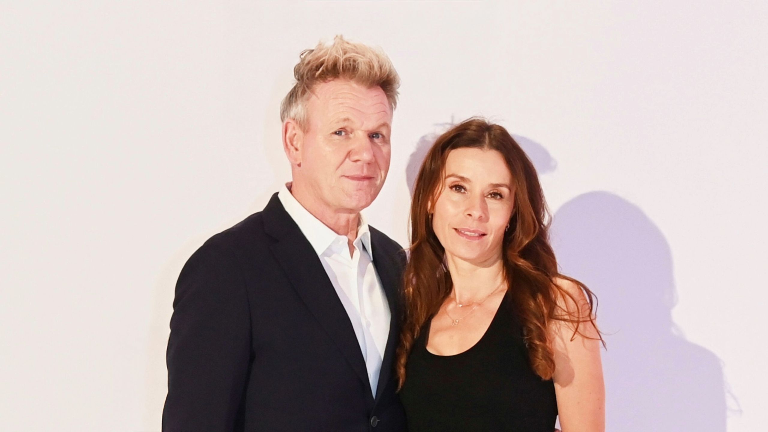„Mixed Metal Kitchen“ von Tana und Gordon Ramsay ist ein Ratgeber zur Verwandlung vertikaler Aufbewahrung in Dekor