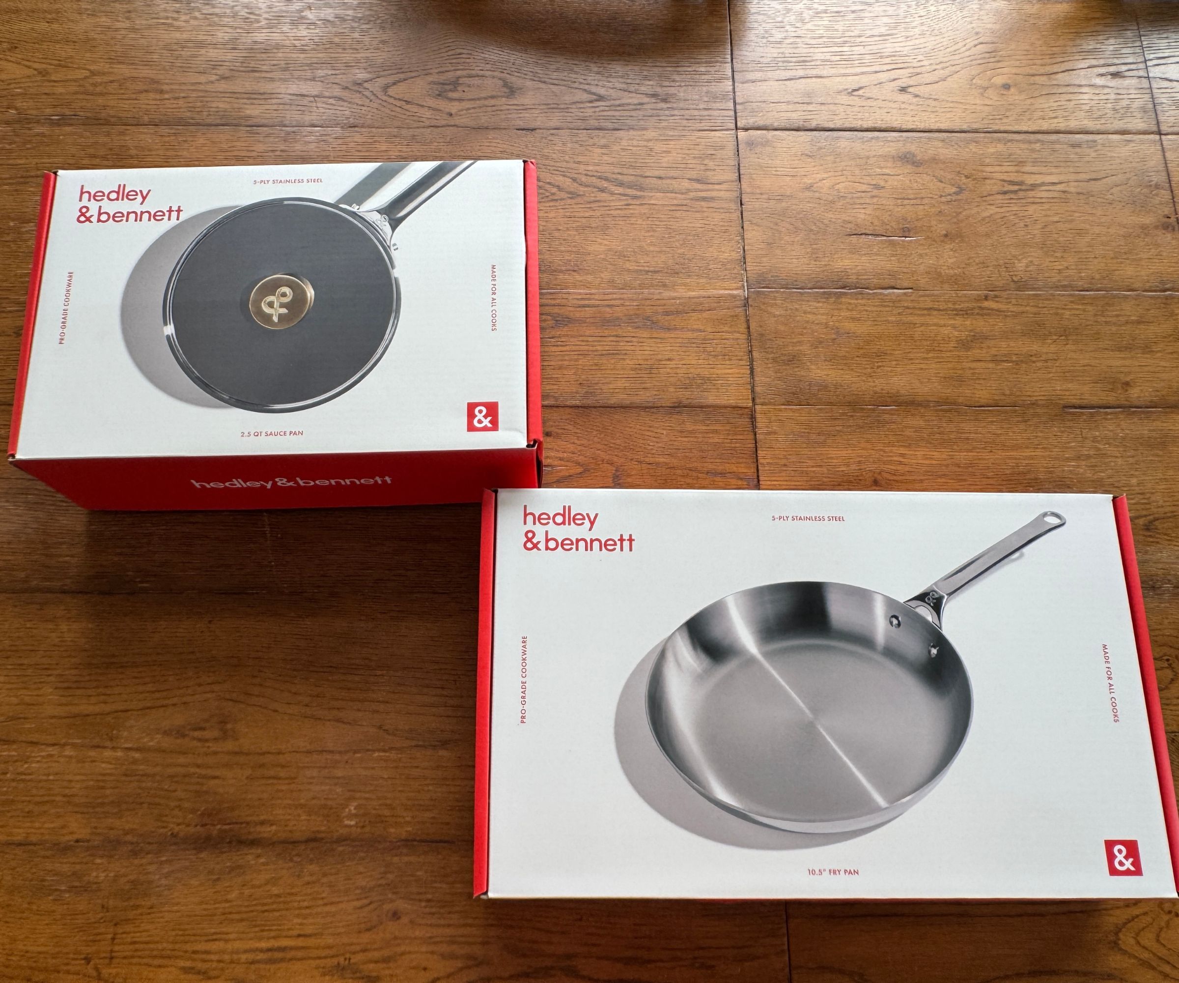 Zwei Boxen für Pfannen, eine Bratpfanne aus Edelstahl, eine Saucenpfanne aus Edelstahl