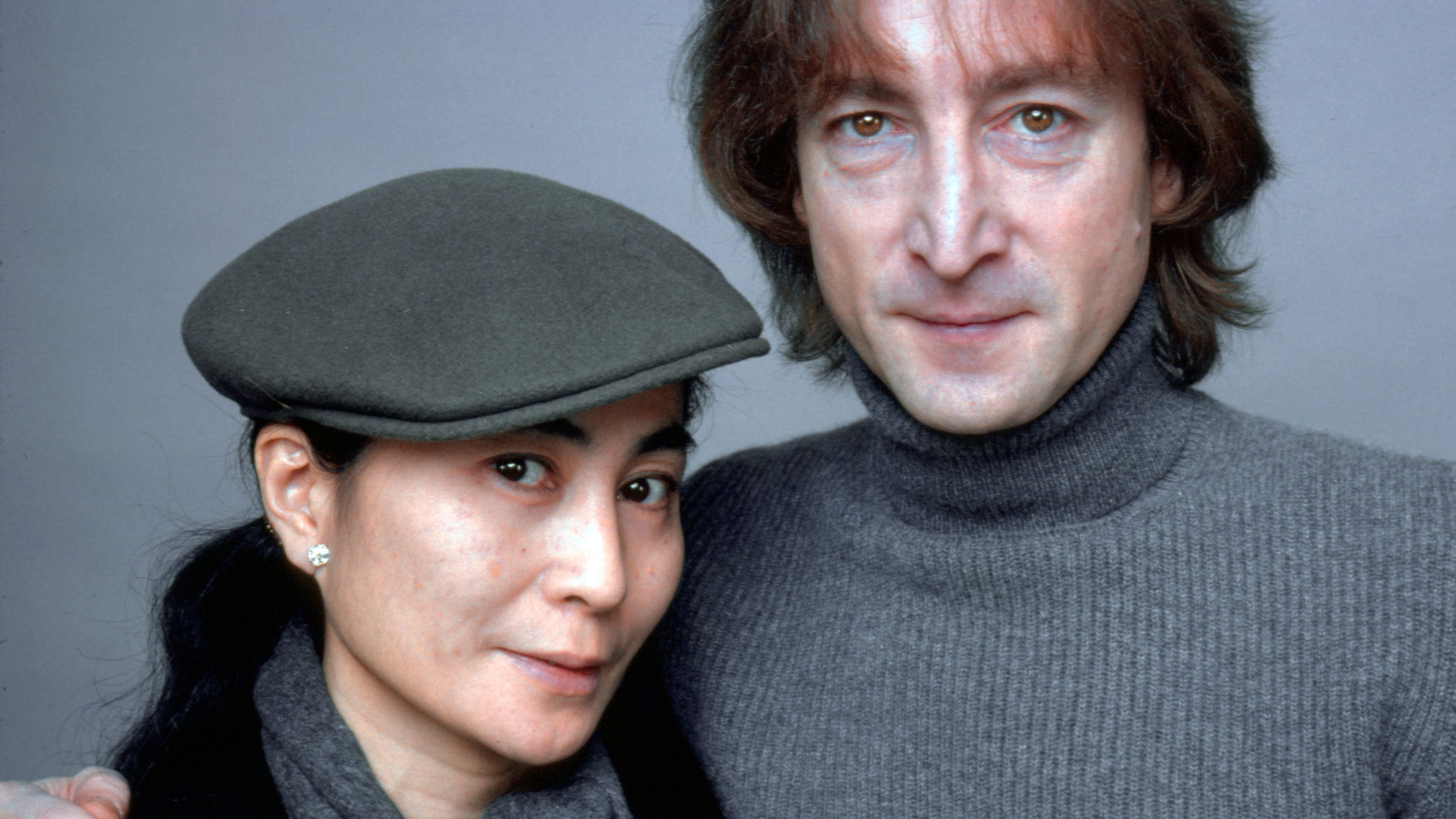 John Lennon und Yoko Ono auf grauem Hintergrund