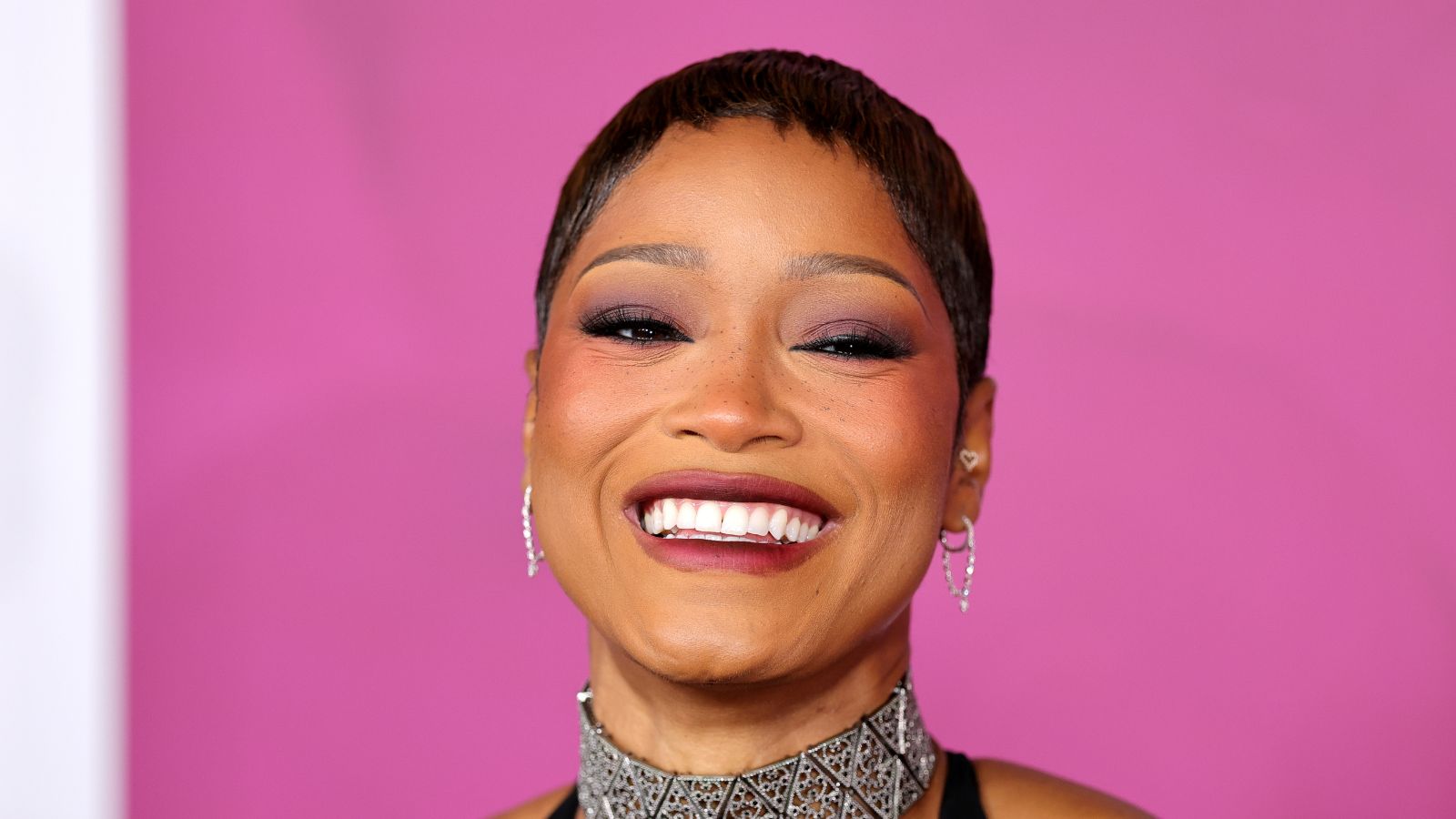 Keke Palmer auf rosa Hintergrund