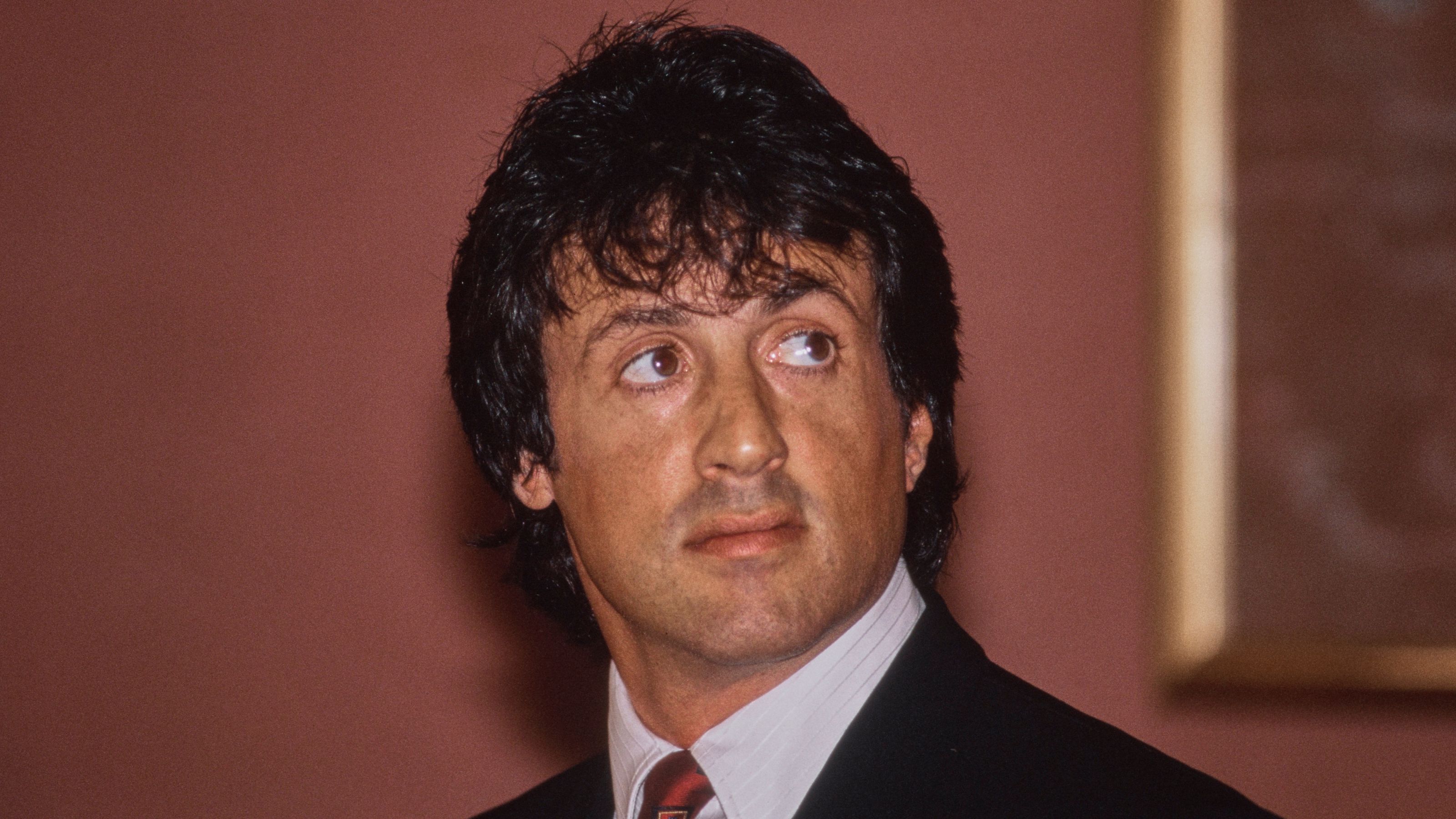 Sylvester Stallone auf rotem Hintergrund