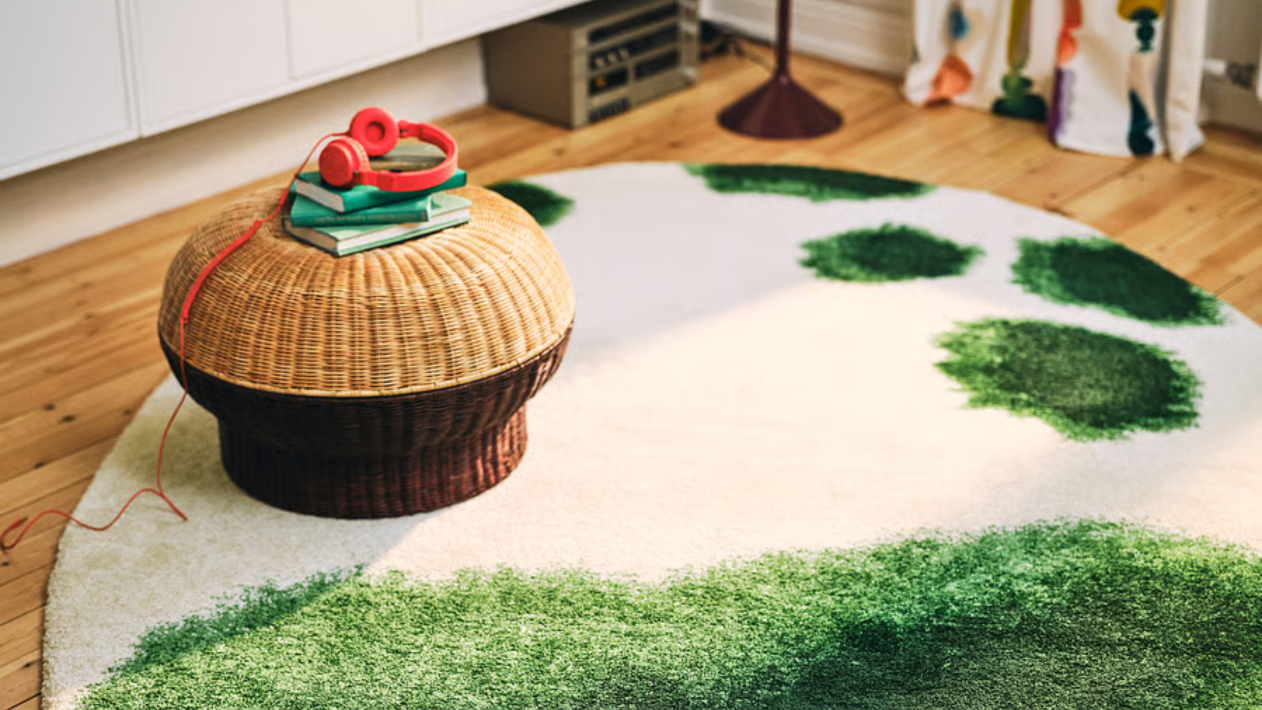 Aufbewahrung und Stil vereinen sich im neuen Rattan-Ottomane von IKEA – er ist ideal für kleine Wohnzimmer, in denen jedes Teil hart arbeiten muss
