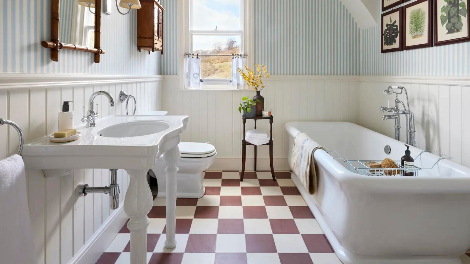 Ein Badezimmer mit rot-weiß kariertem Boden, Badewanne und Waschbecken