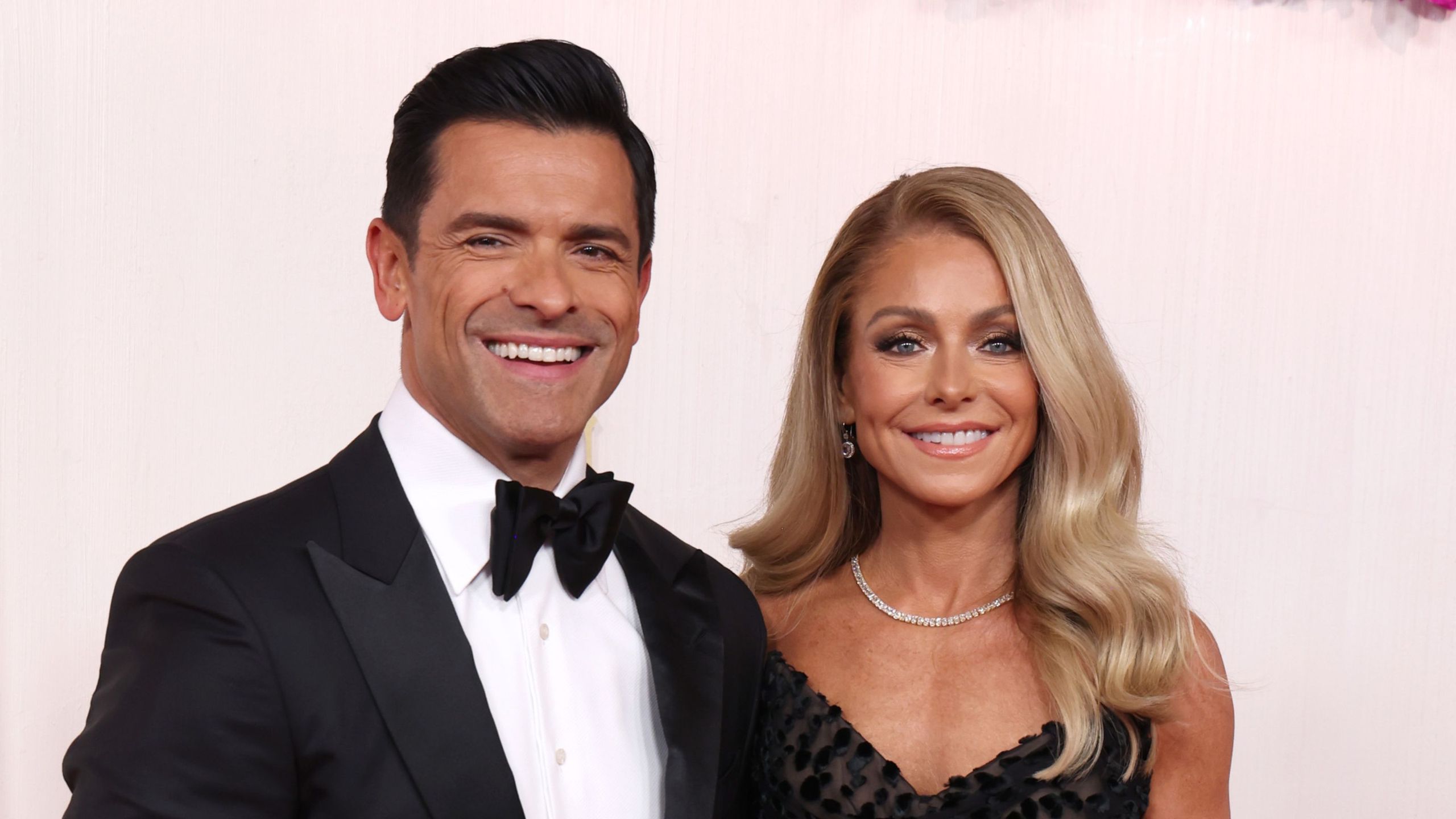 Das Badezimmer von Kelly Ripa und Mark Consuelos beweist, dass dieser 100 Jahre alte Stil nicht nur für Wohnzimmer geeignet ist – es ist eine Lektion in symmetrischer Gelassenheit