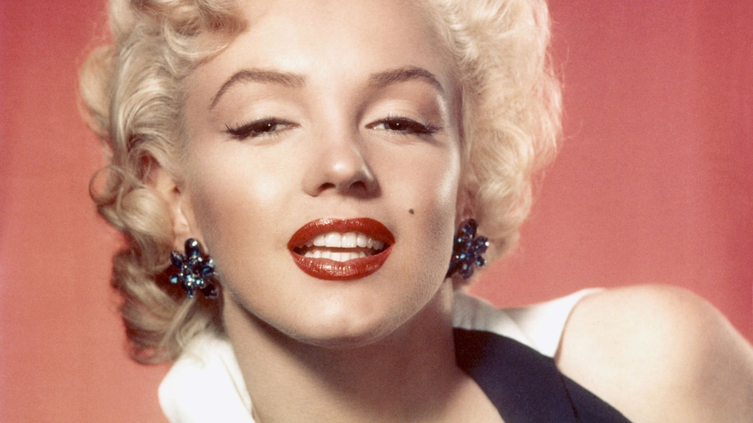Das Blumensofa von Marilyn Monroe ist auch 70 Jahre später immer noch in Mode – es beweist, dass Muster paradoxerweise zeitloser sein können als feste Stoffe