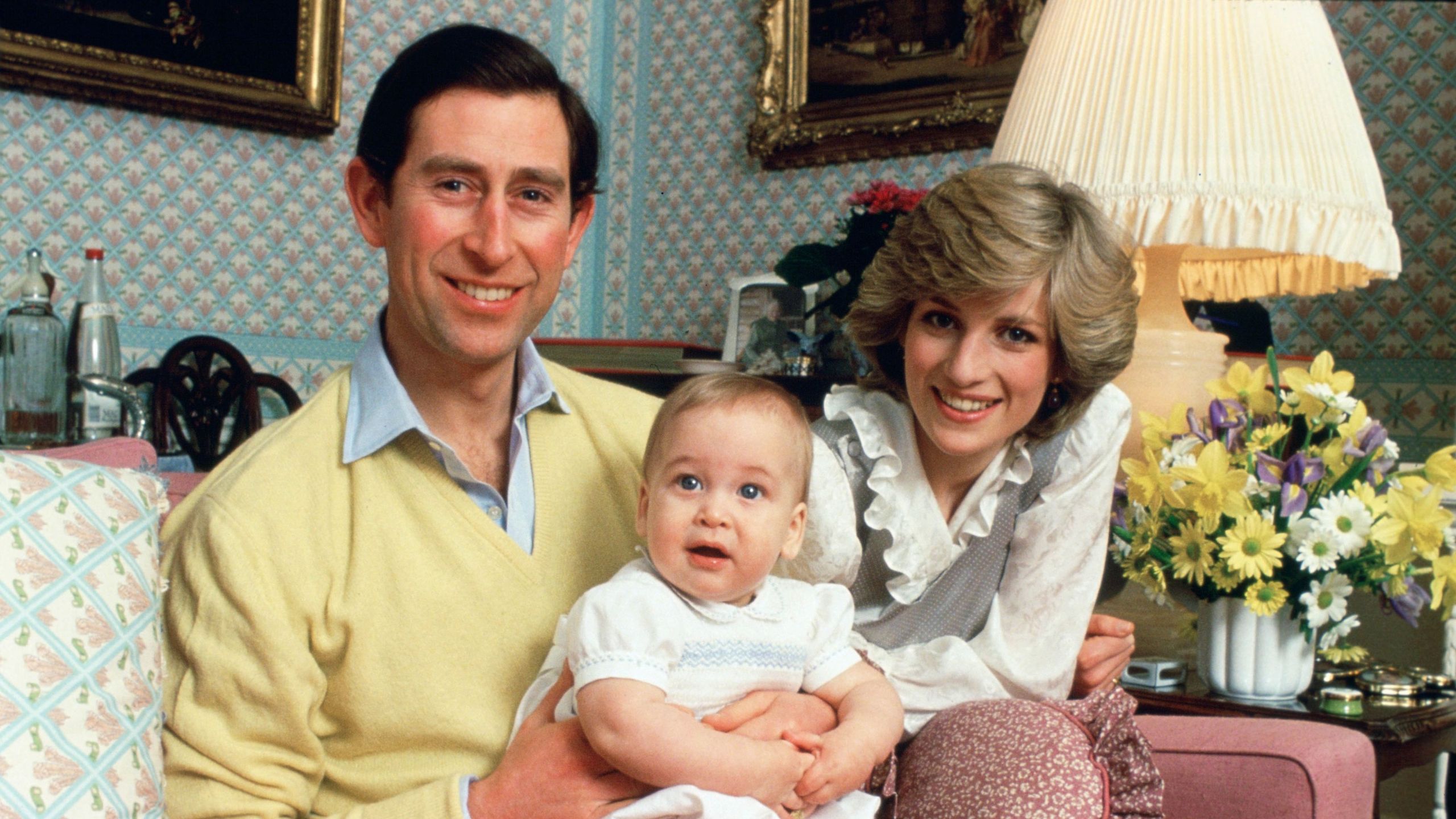 Das rosa Sofa von Prinzessin Diana und Prinz Charles widersetzt sich 43 Jahre später jeder Dekorationsregel – es beweist, dass Pink die am meisten missverstandene Machtbewegung des Designs ist