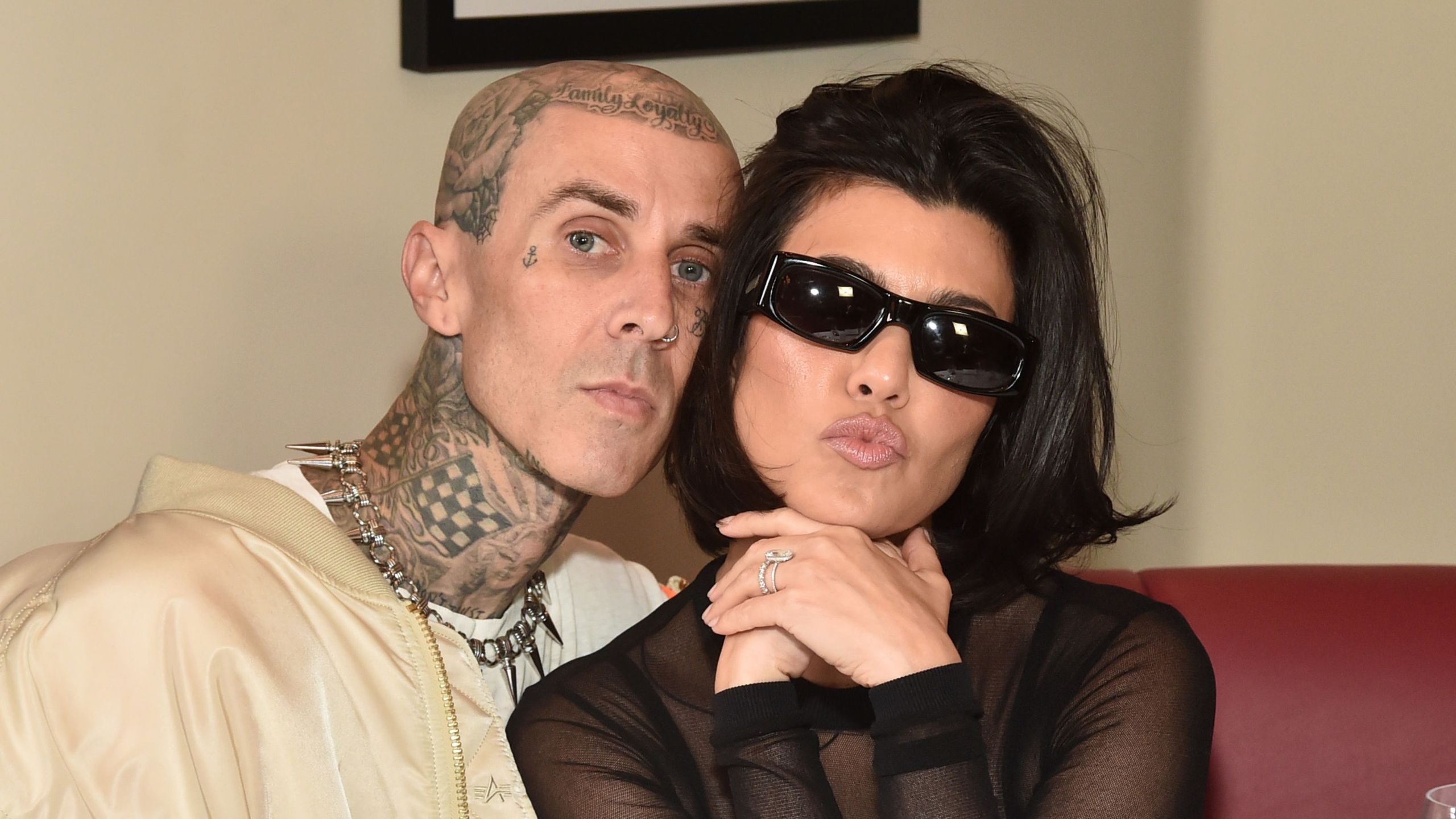 Das „Boundary-Free“-Wohnzimmer von Kourtney Kardashian und Travis Barker ist eine Lektion in erdiger Eleganz – es ist die müheloseste Art, das ganze Jahr über zu leben