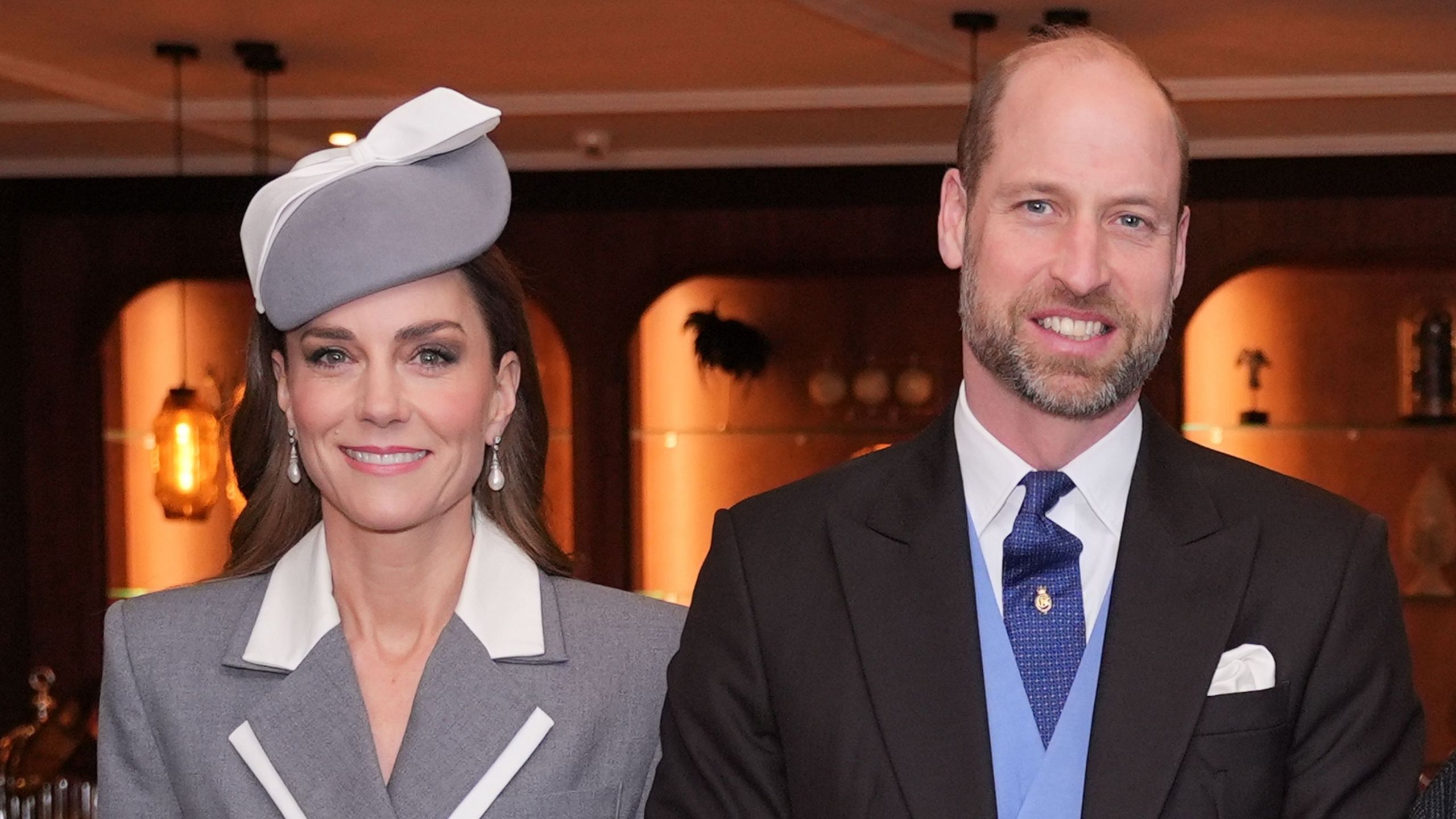 Die Tischlampen für das Wohnzimmer von Kate Middleton und Prinz William sind eine Symphonie vielschichtiger Wärme – sie definieren den intimen Stil