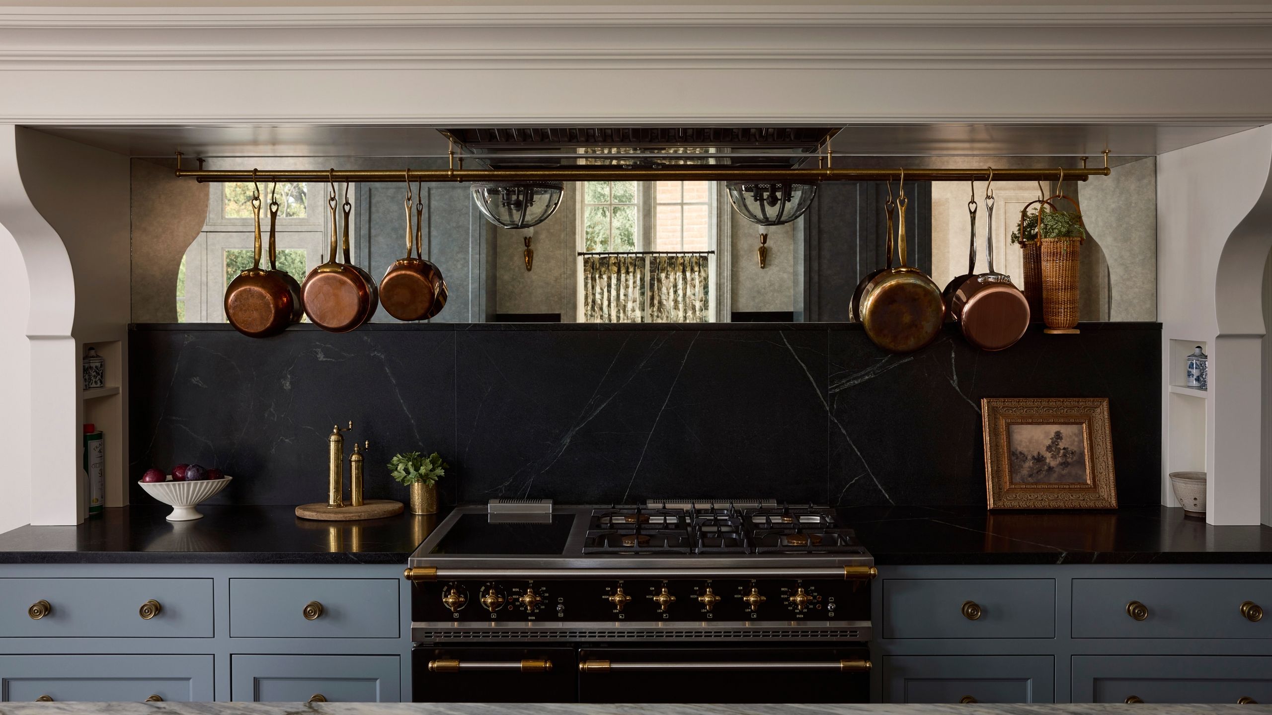 Dieser unkonventionelle Küchen-Backsplash-Trend lässt kleine Küchen größer wirken – und verleiht so viel Charakter