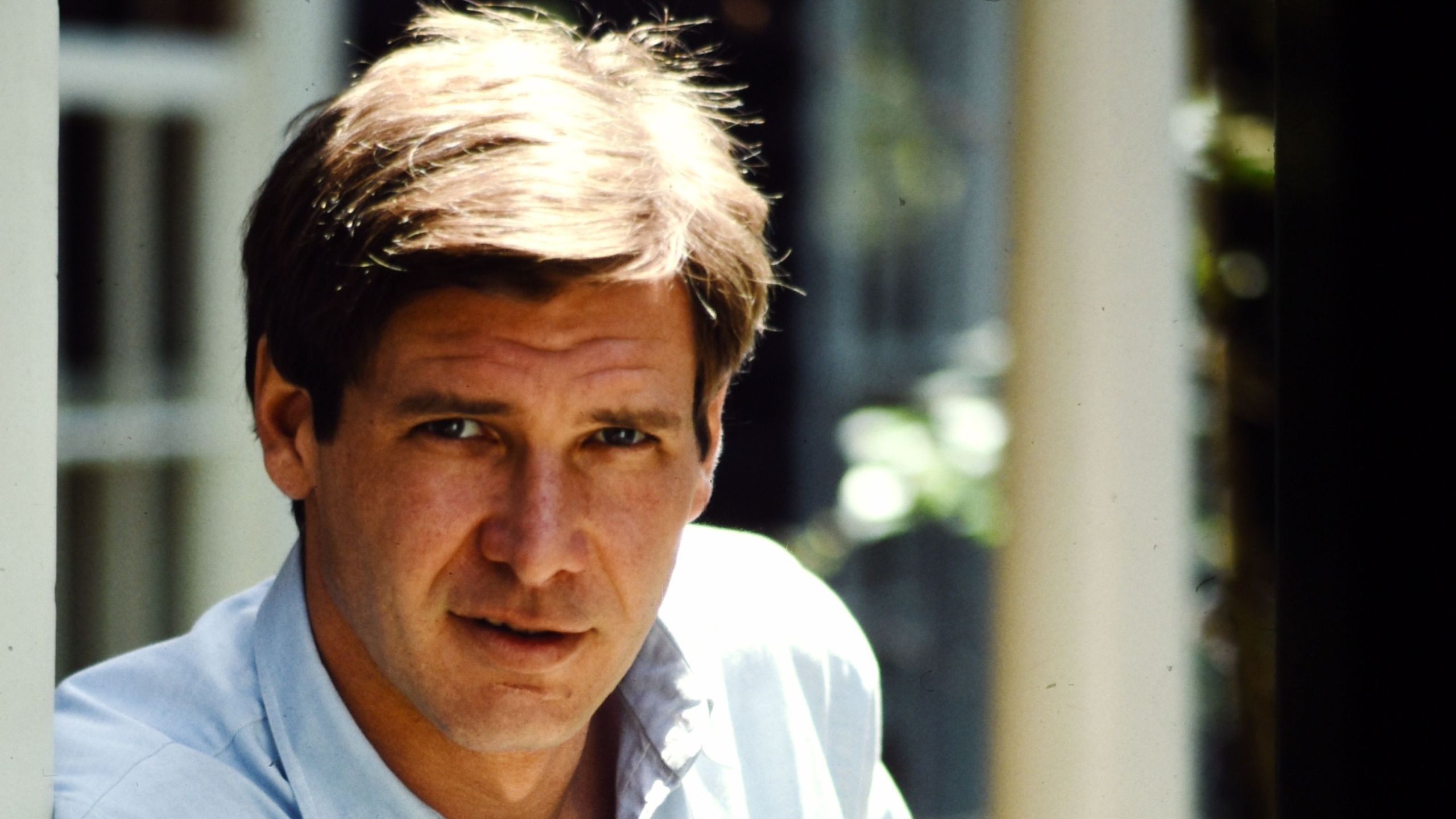 Ein schwarzes Ledersofa ist der Heilige Gral der Möbel – Harrison Fords Wohnzimmer in Los Angeles offenbart seine unerschütterliche Schärfe