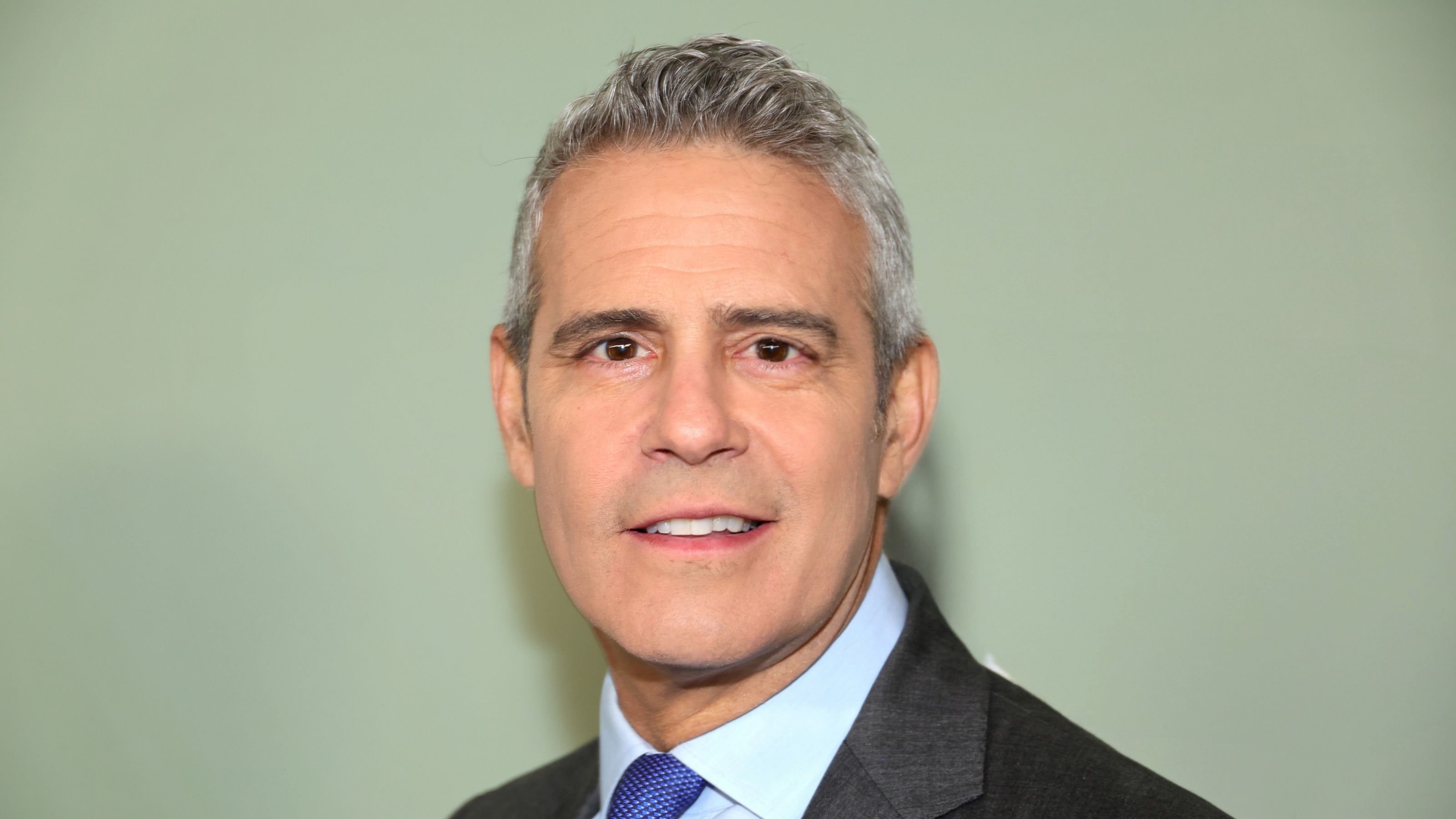 Andy Cohen auf grünem Hintergrund