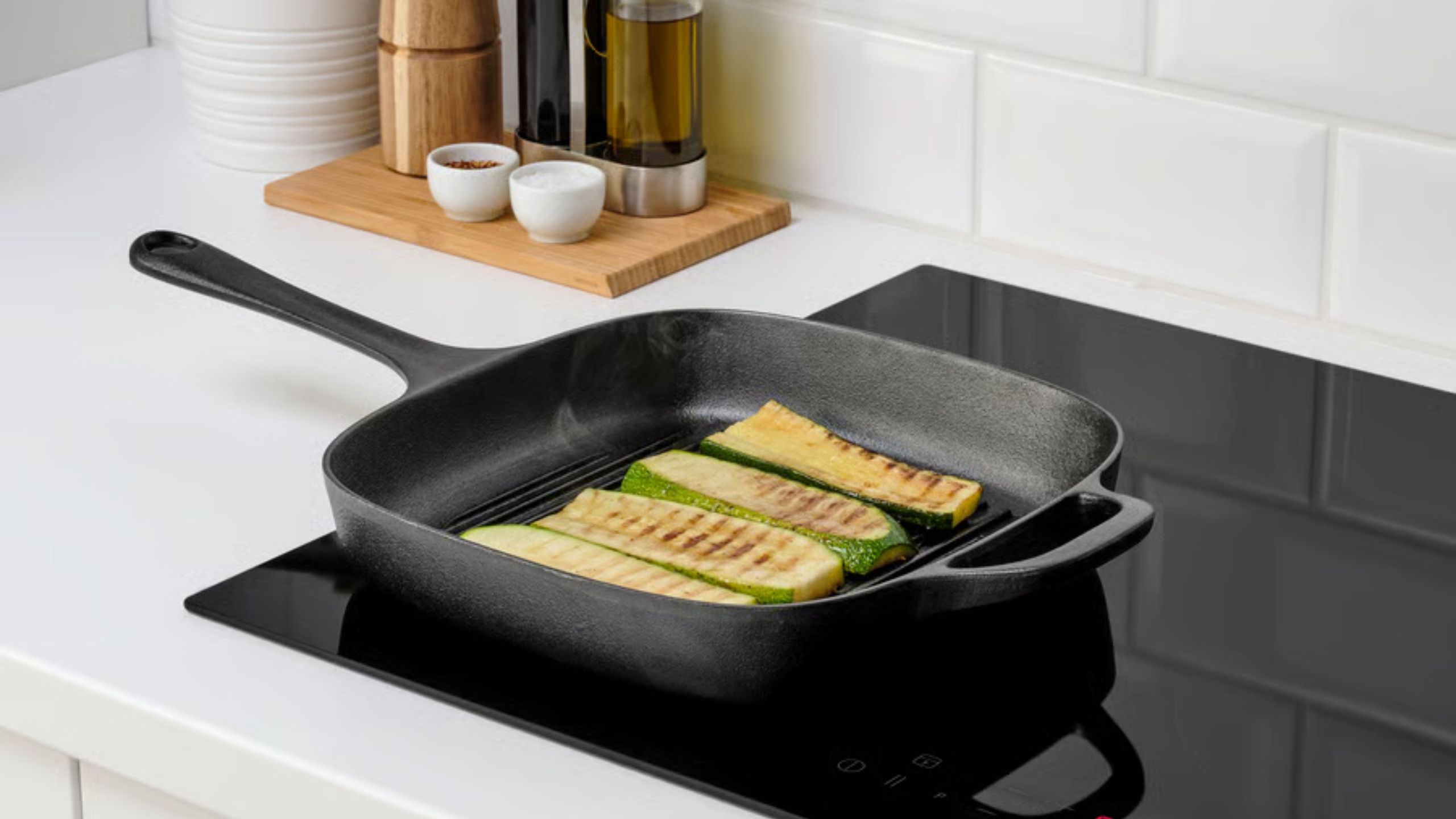 Ich bin noch nicht bereit, die Grillsaison aufzugeben – mit dieser IKEA-Grillpfanne aus Gusseisen für 39 US-Dollar kann ich verkohltes Gemüse ohne Wetterstress zubereiten