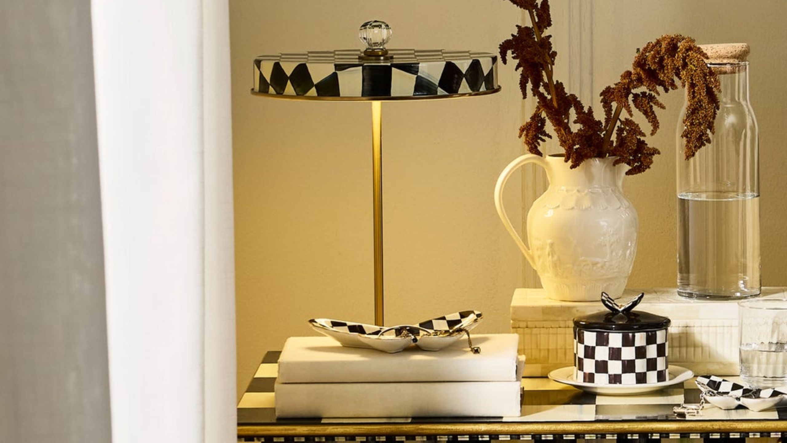 Ich verzichte auf das große Licht in meiner Küche – diese tragbare Lampe von MacKenzie-Childs sorgt dafür, dass es sich im Herbst so viel gemütlicher anfühlt