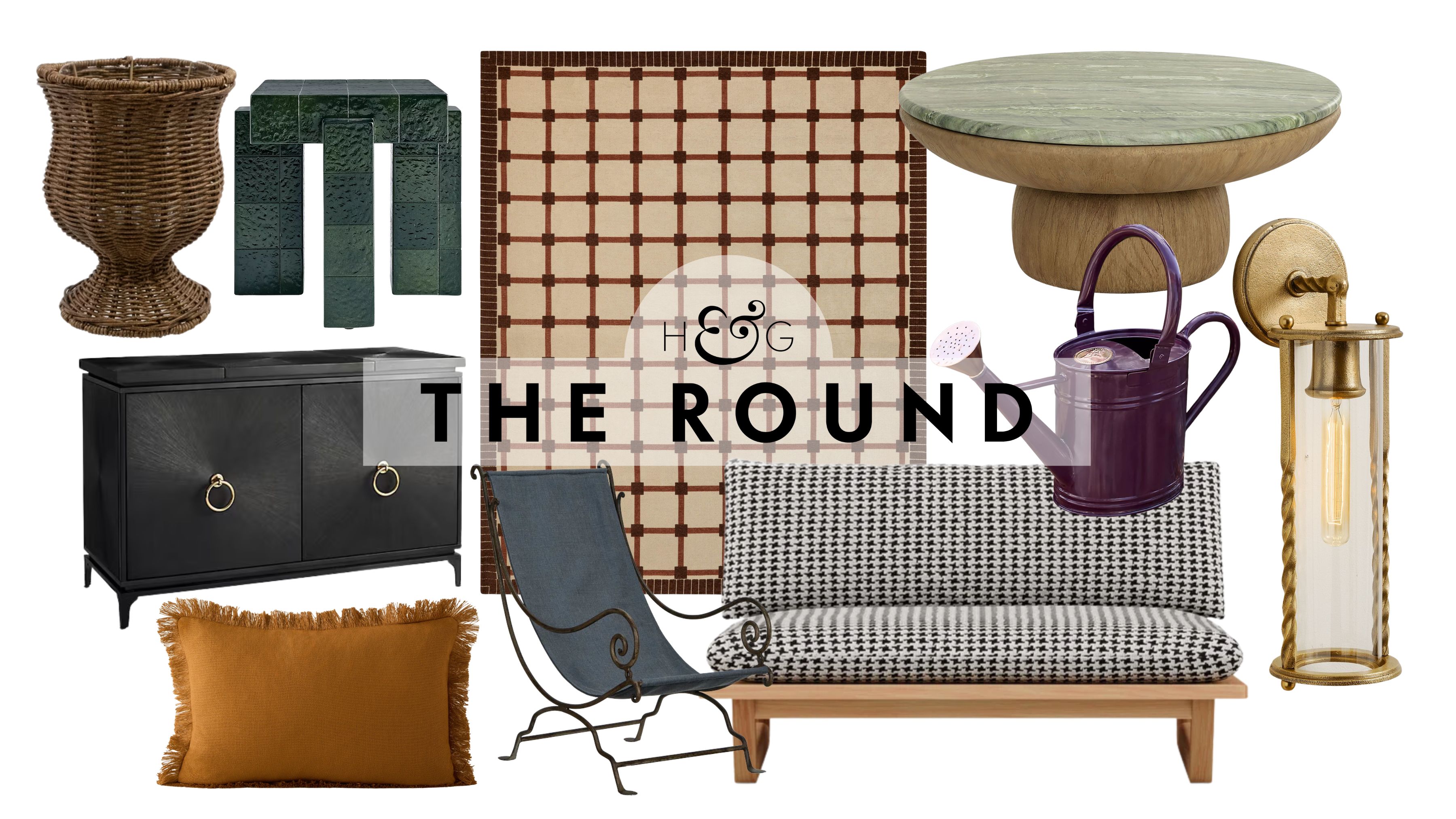Herbstdeko für den Außenbereich, darunter ein geflochtener Urnenkasten, ein schwarzer Terrassenschrank, ein rostfarbenes Dekokissen, ein Teppich, ein Sessel mit Rückenlehne, ein Sofa mit Hahnentrittmuster, ein Beistelltisch mit grünen Fliesen, ein Couchtisch aus Marmor, eine Gießkanne und eine Wandleuchte