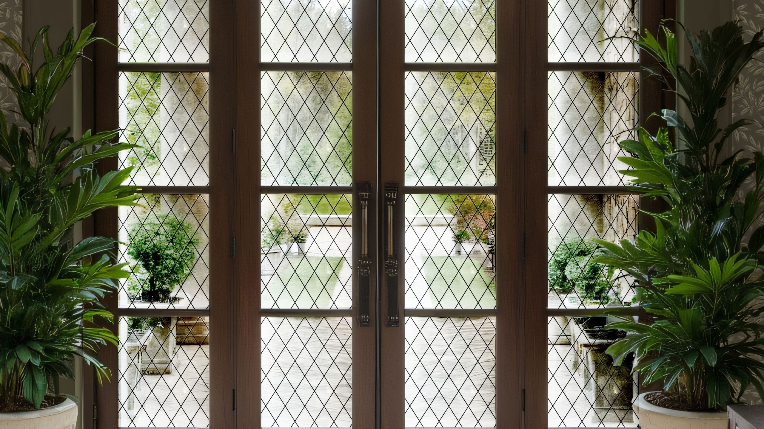 Jeder Vintage-Liebhaber muss über diesen 25-Dollar-Hack für hässliche Fenster Bescheid wissen – er verleiht Glas sofort ein geschichtsträchtiges Aussehen
