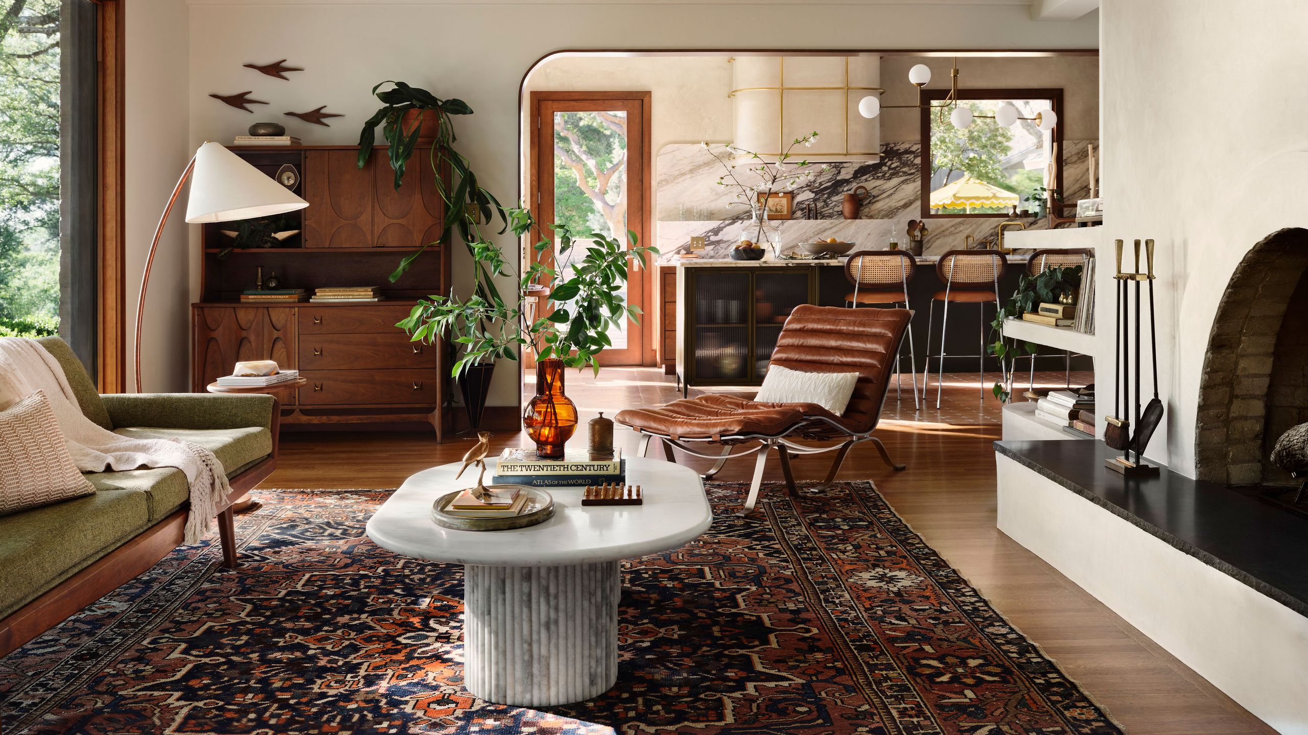 Joanna Gaines‘ Lakehouse Living Room ist eine Meisterklasse in Sachen „Newstalgie“ – und wir nennen es den Trend des Jahres 2027