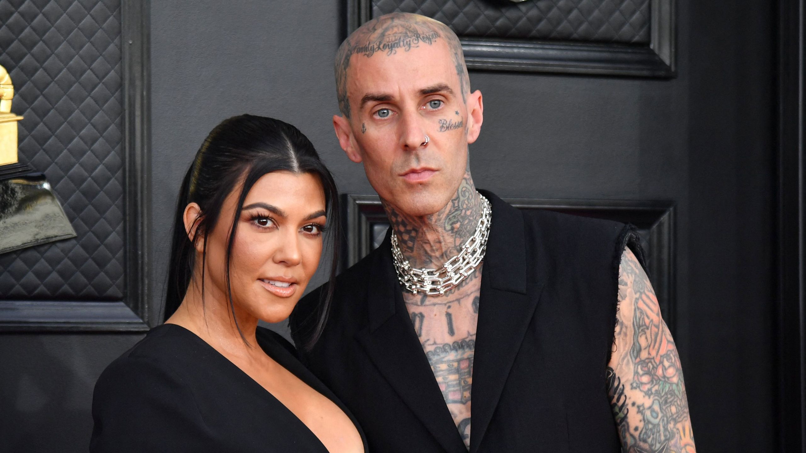 Kourtney Kardashians kleines Wohnzimmer ist eine Meisterklasse in der Umsetzung übergroßer Möbel – Designer sagen, es sei genial