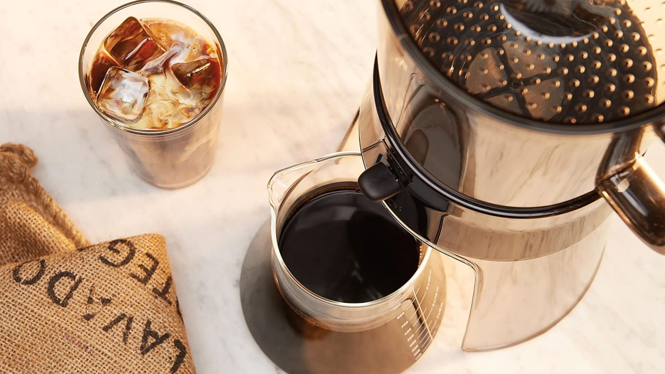 Noch nicht bereit, auf Eiskaffee zu verzichten? Dieser kompakte OXO Cold Brew Maker verdient bis Oktober einen Platz auf Ihrer Theke