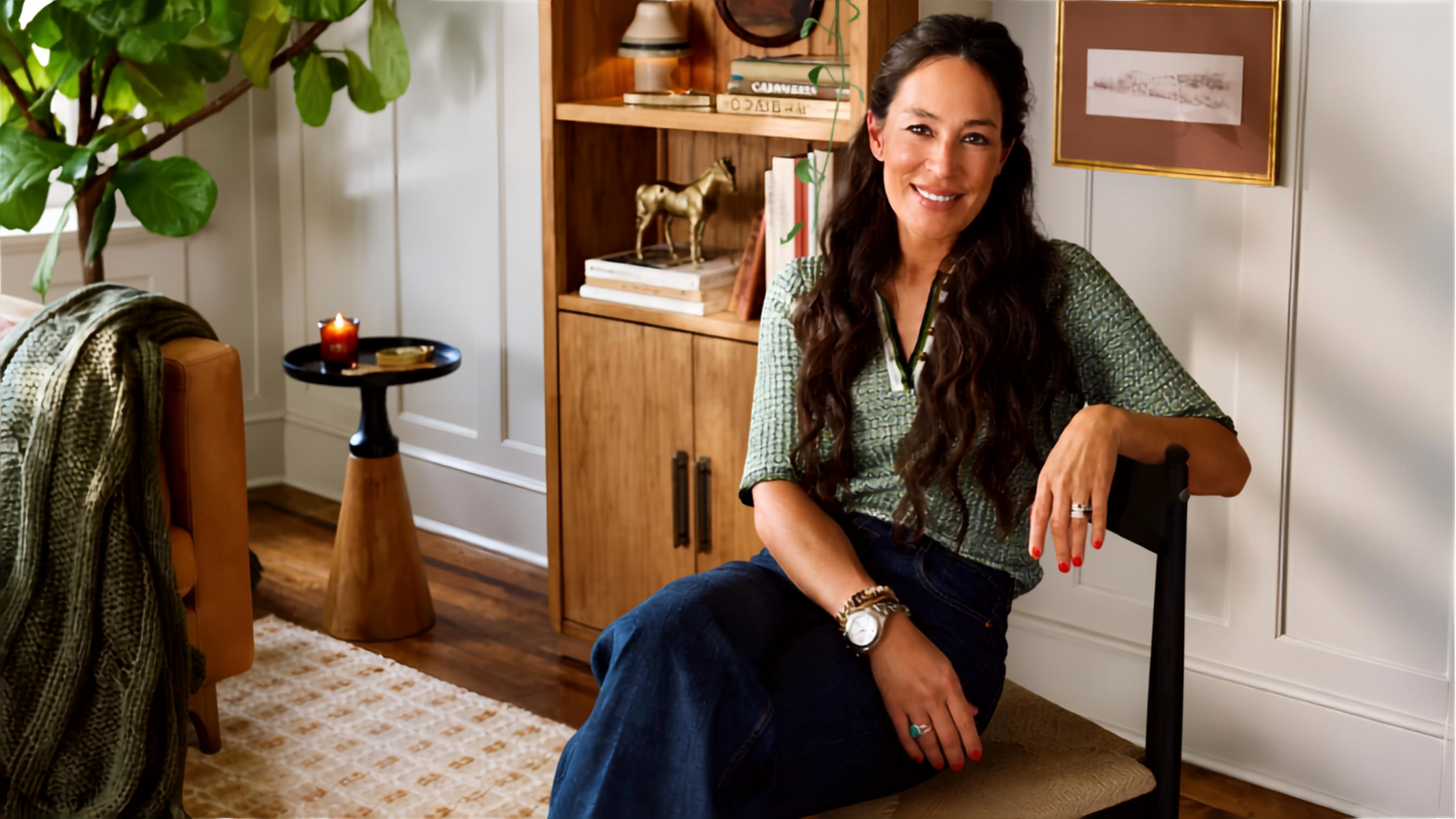 Joanna Gaines sitzt auf einem Stuhl 