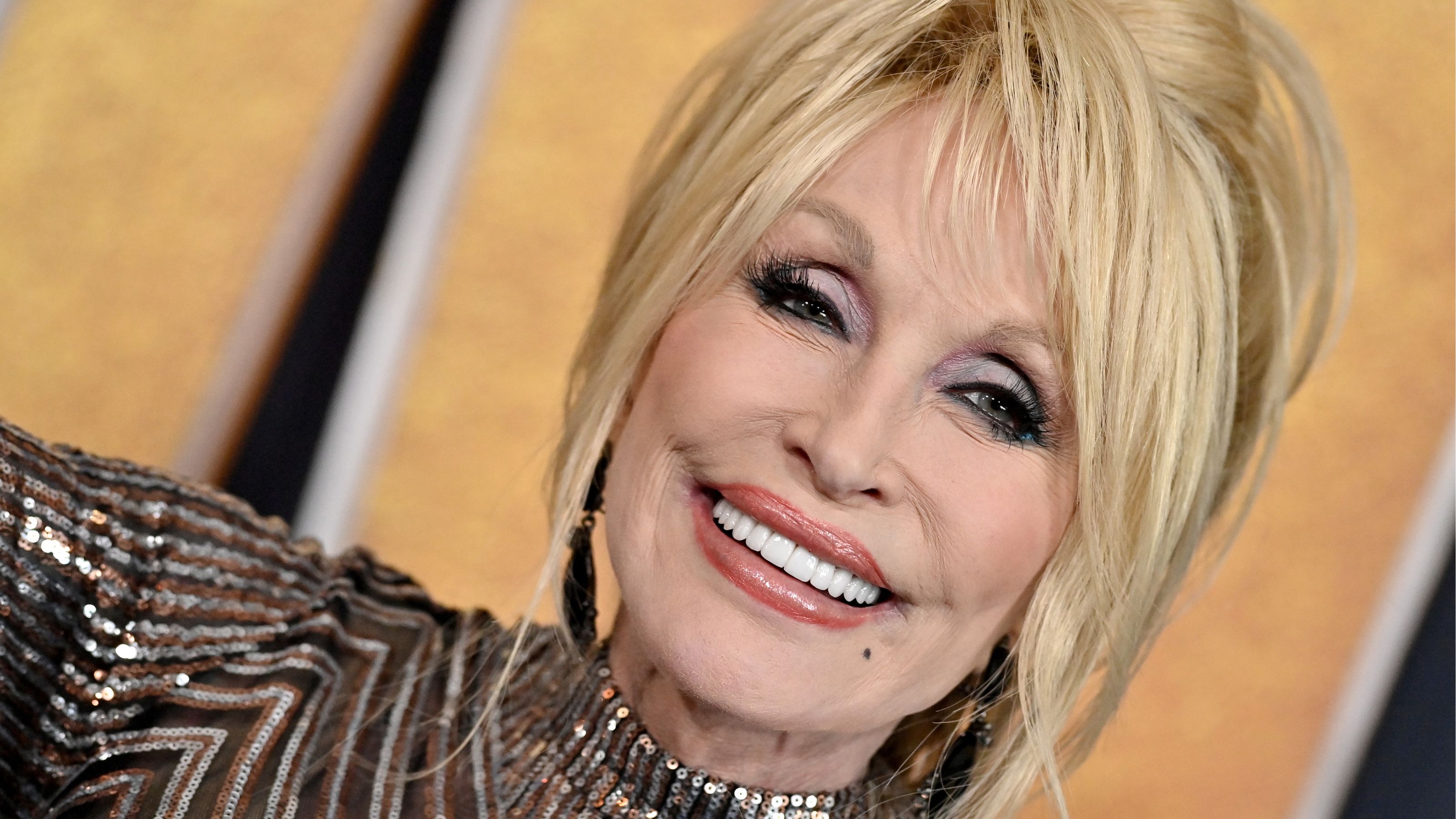 Dolly Parton auf gelbem Hintergrund
